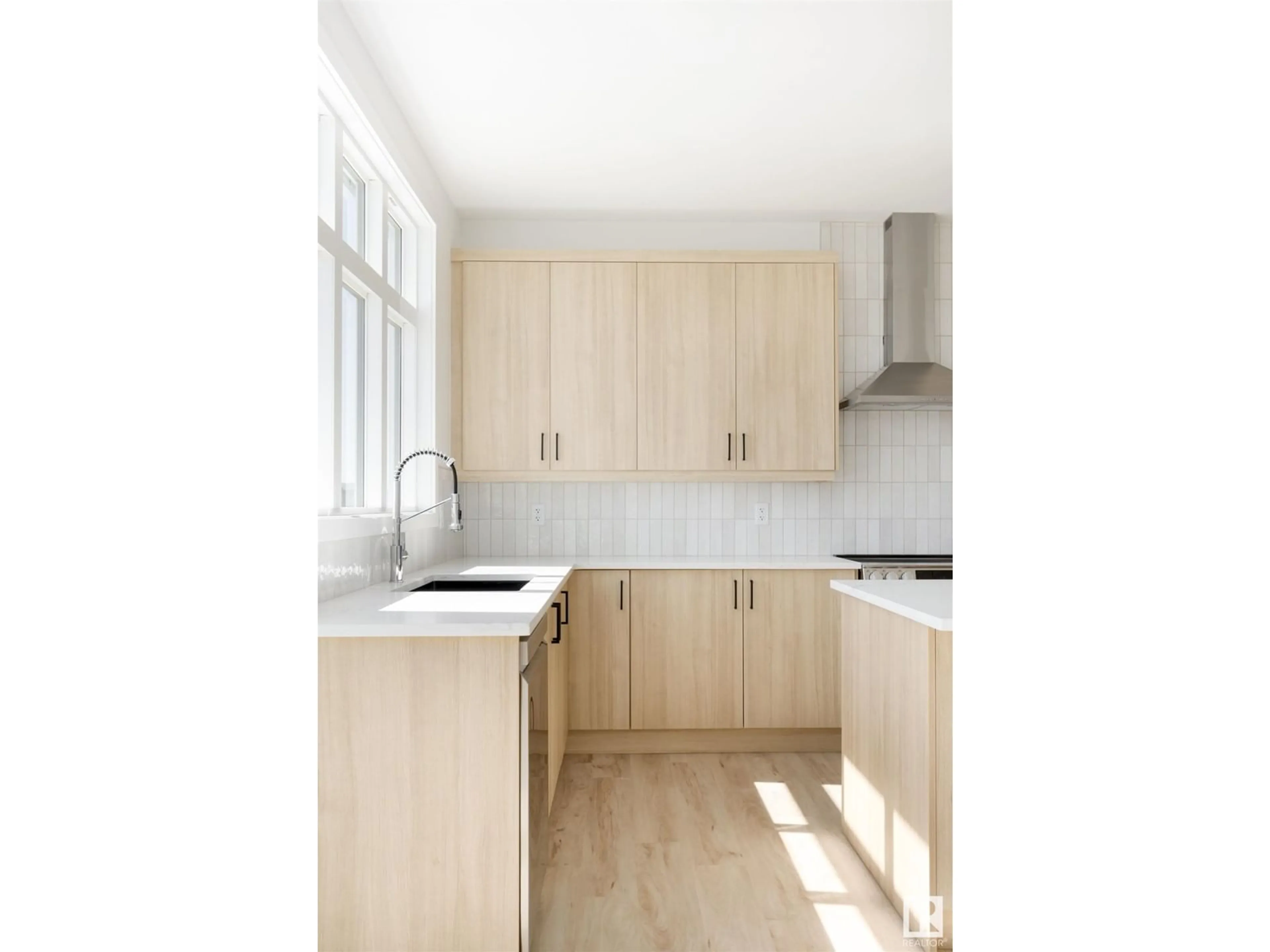 Standard kitchen, wood/laminate floor for 6422 27 AV SW, Edmonton Alberta T6X3G5