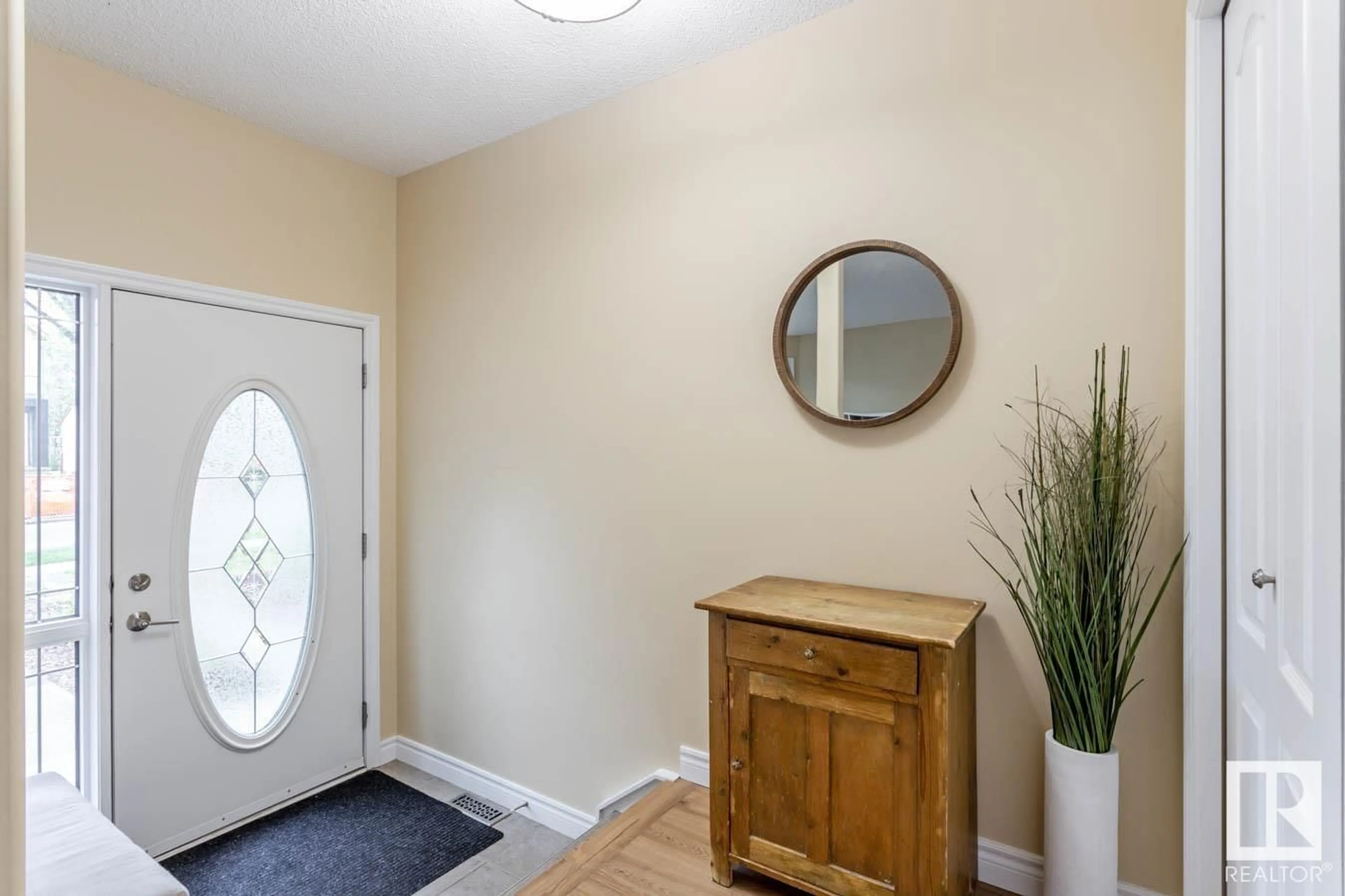 Indoor entryway for 7545 80 AV NW, Edmonton Alberta T6C0S3