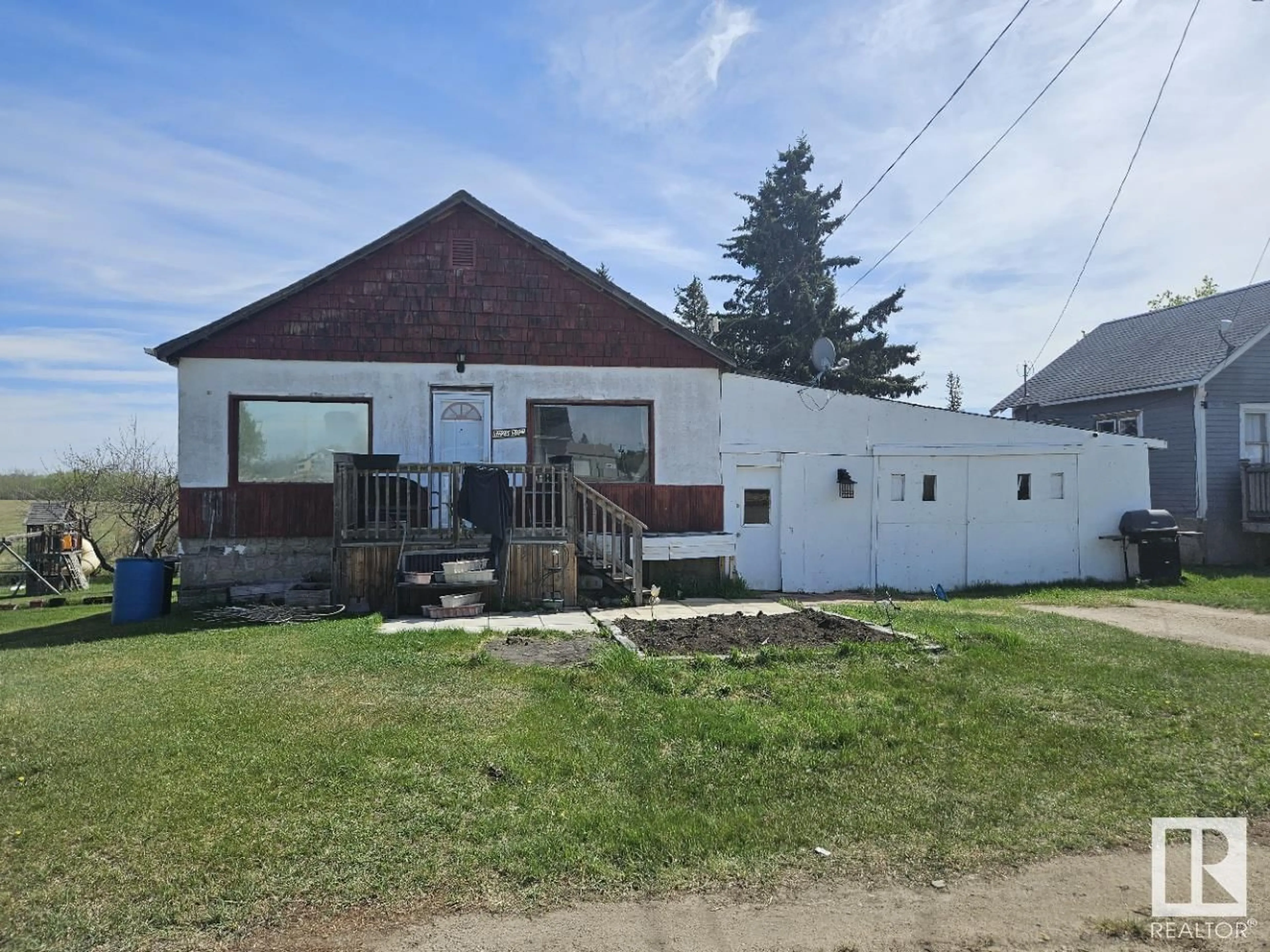 A pic from outside/outdoor area/front of a property/back of a property/a pic from drone, building for 5029 50 ST, Innisfree Alberta T0B2G0
