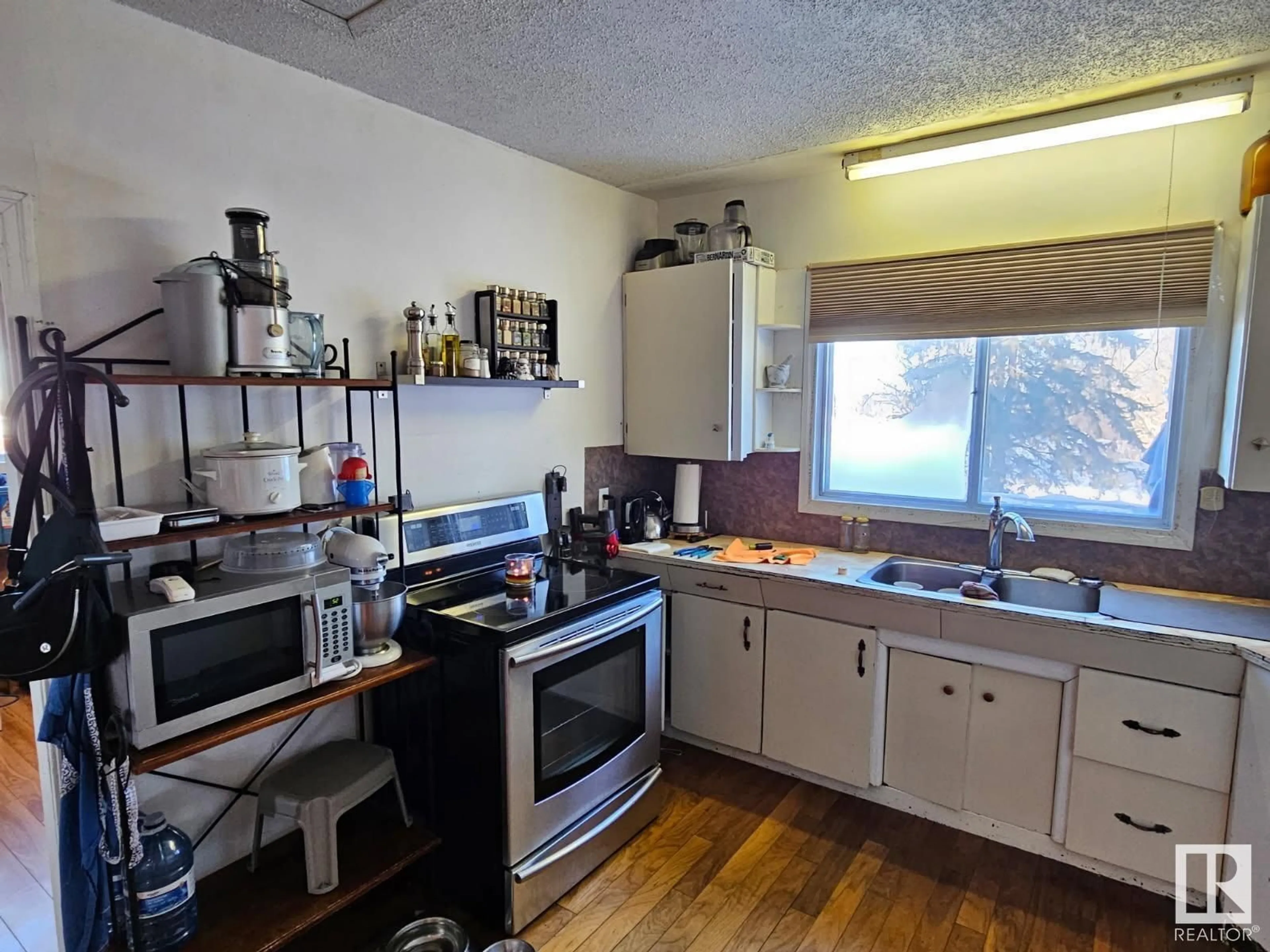 Standard kitchen, unknown for 5029 50 ST, Innisfree Alberta T0B2G0