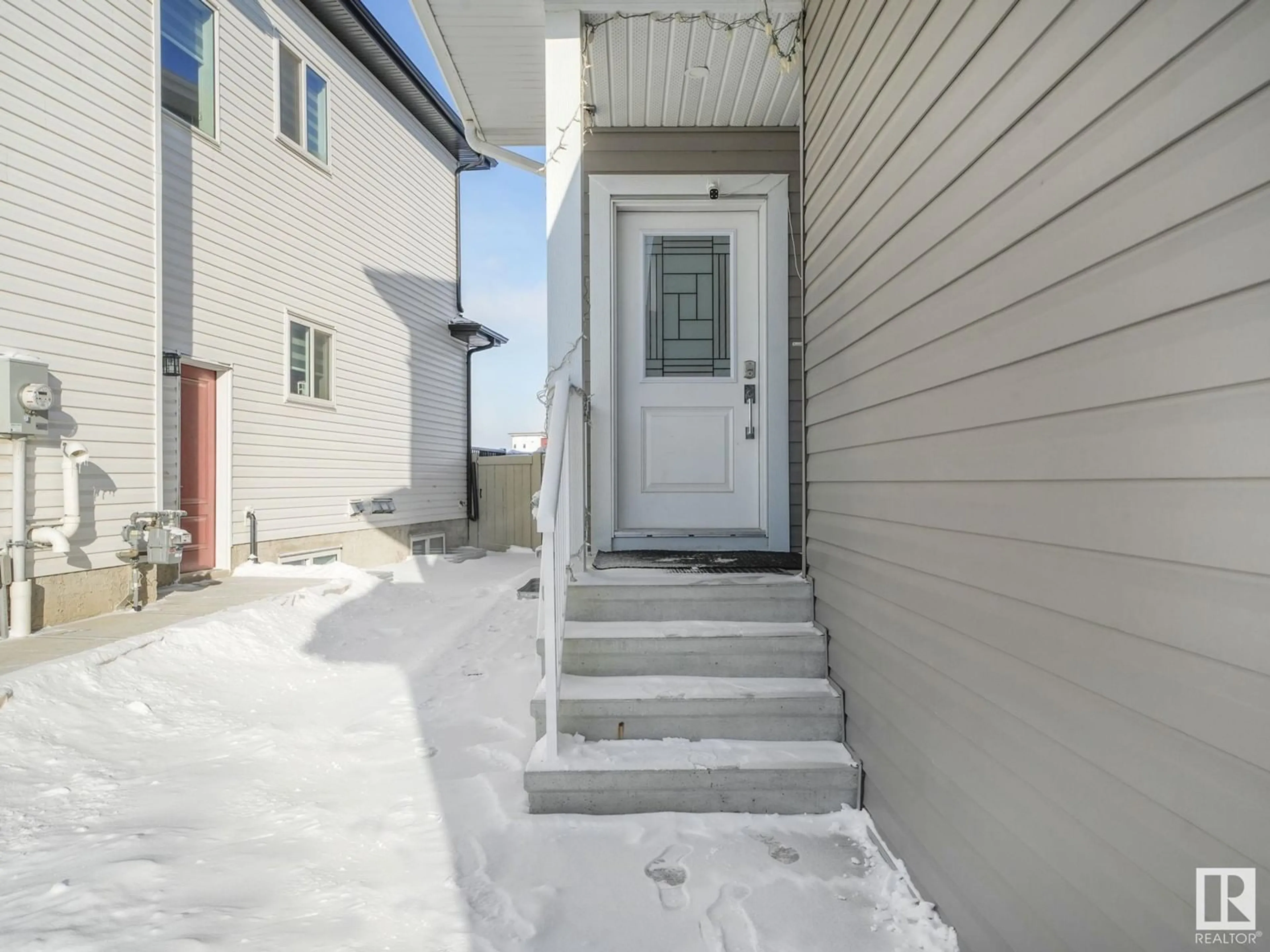 Indoor entryway for 1310 17 AV NW, Edmonton Alberta T6T2N5