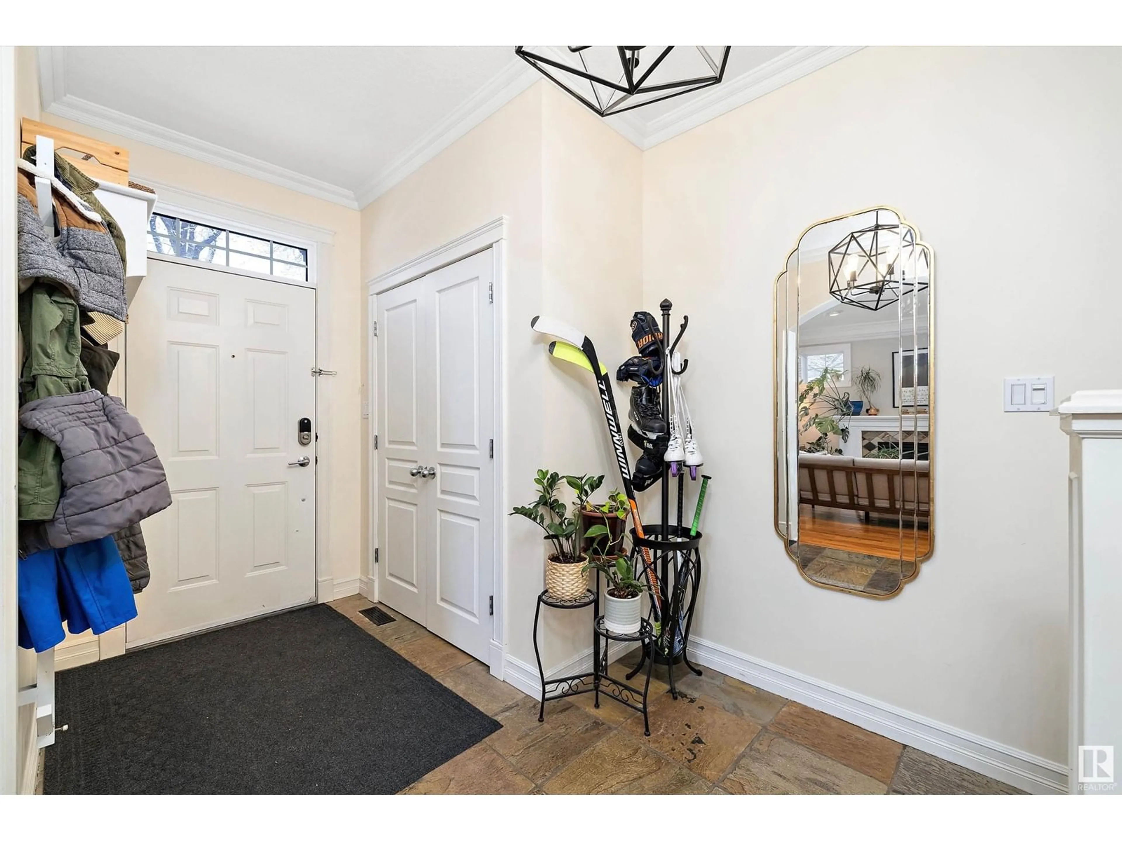 Indoor entryway for 10117 89 ST NW, Edmonton Alberta T5H1P6