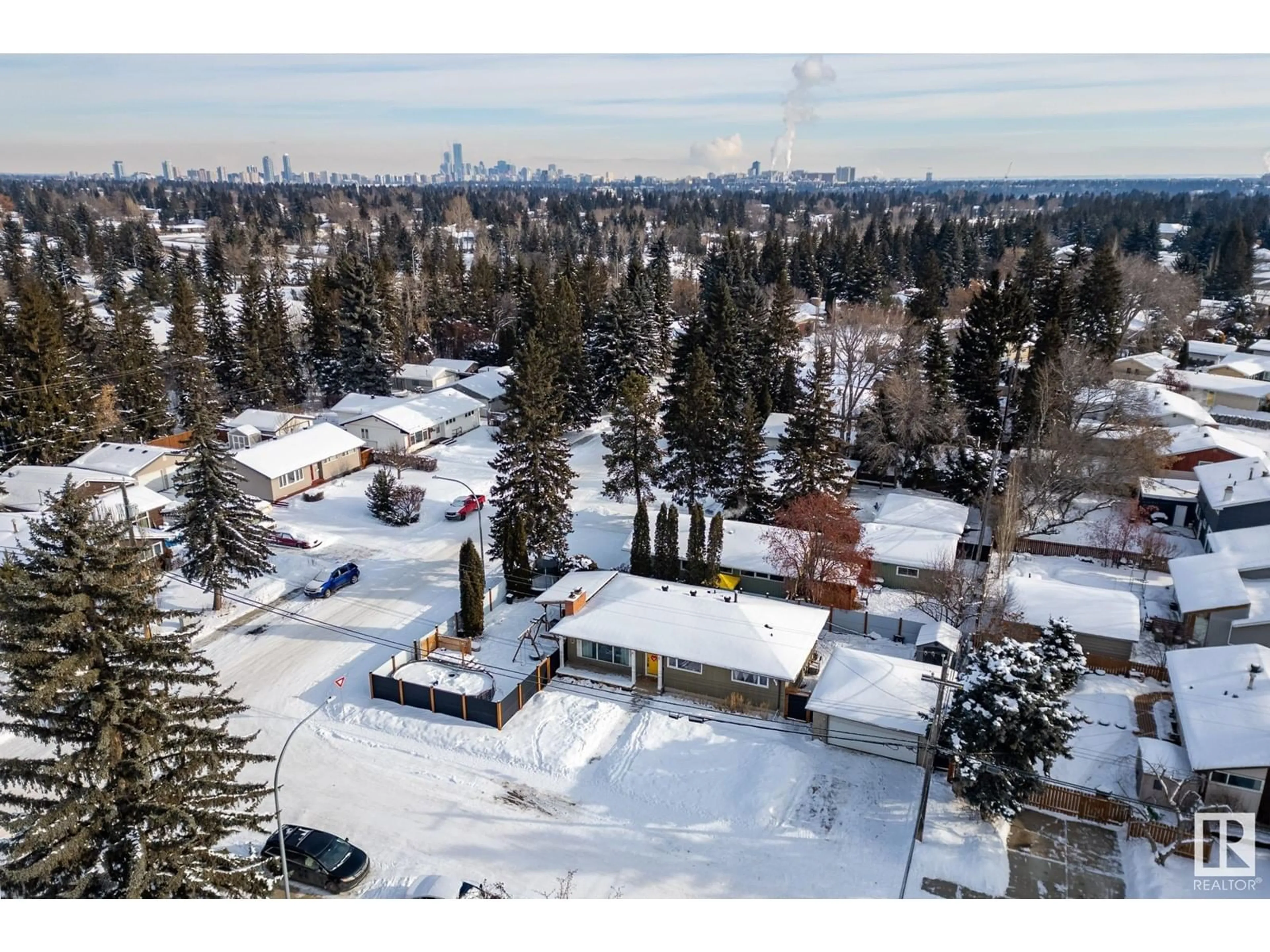 A pic from outside/outdoor area/front of a property/back of a property/a pic from drone, unknown for 7731 152 ST NW, Edmonton Alberta T5R1K9