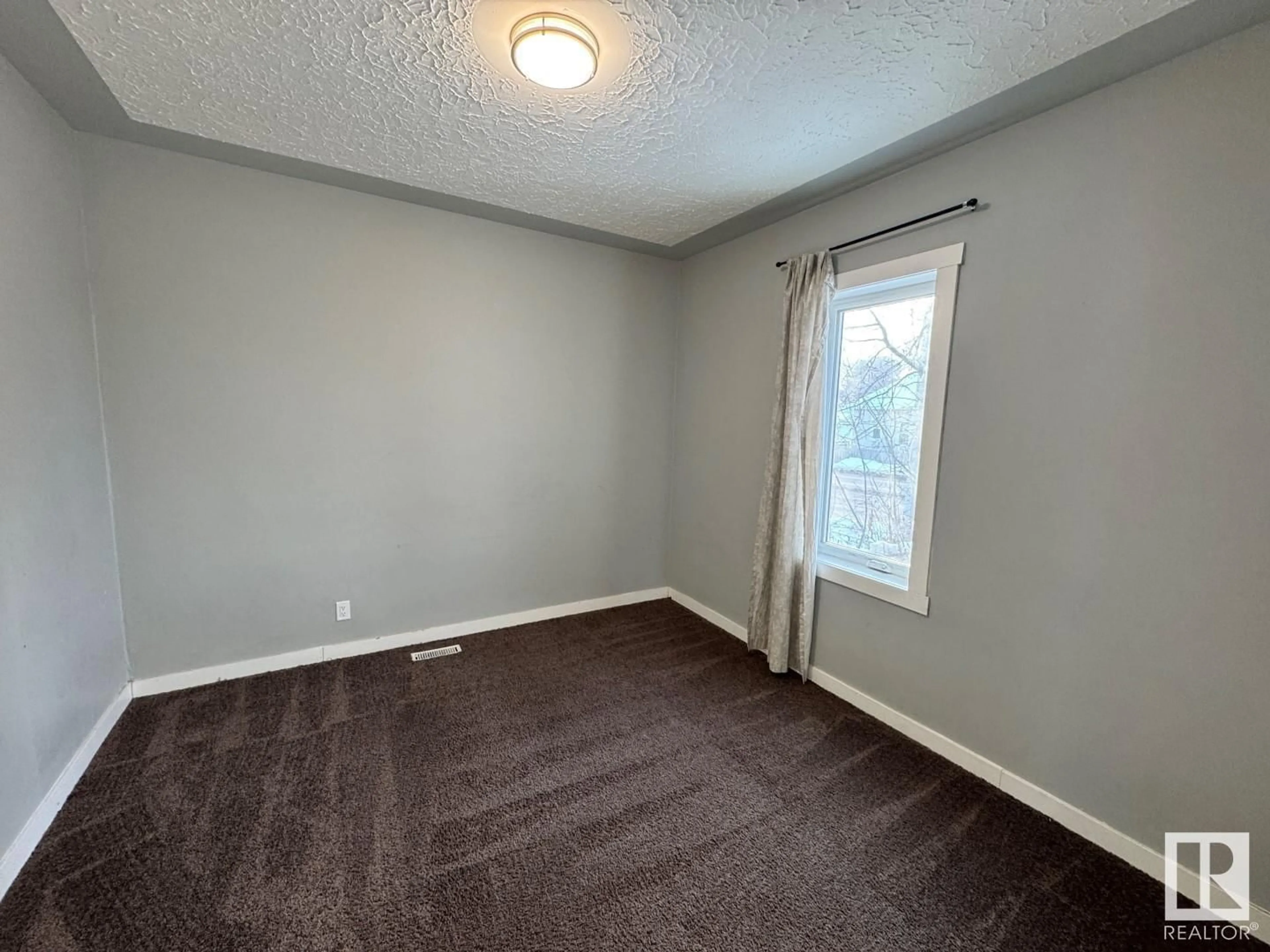 A pic of a room for 9322 107A AV NW, Edmonton Alberta T5H0Z3