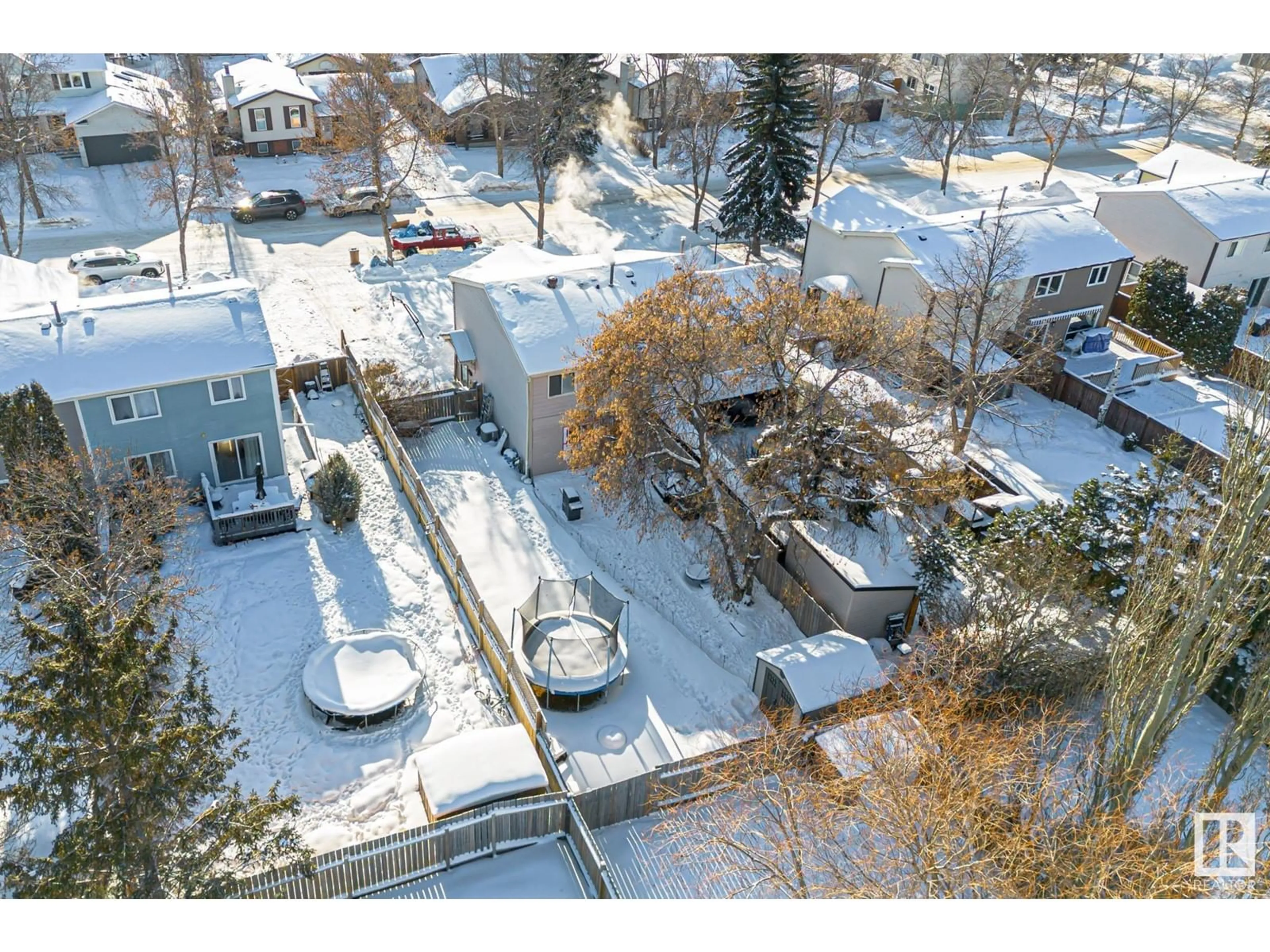 A pic from outside/outdoor area/front of a property/back of a property/a pic from drone, street for 16 WAVERLY DR, St. Albert Alberta T8N3N3