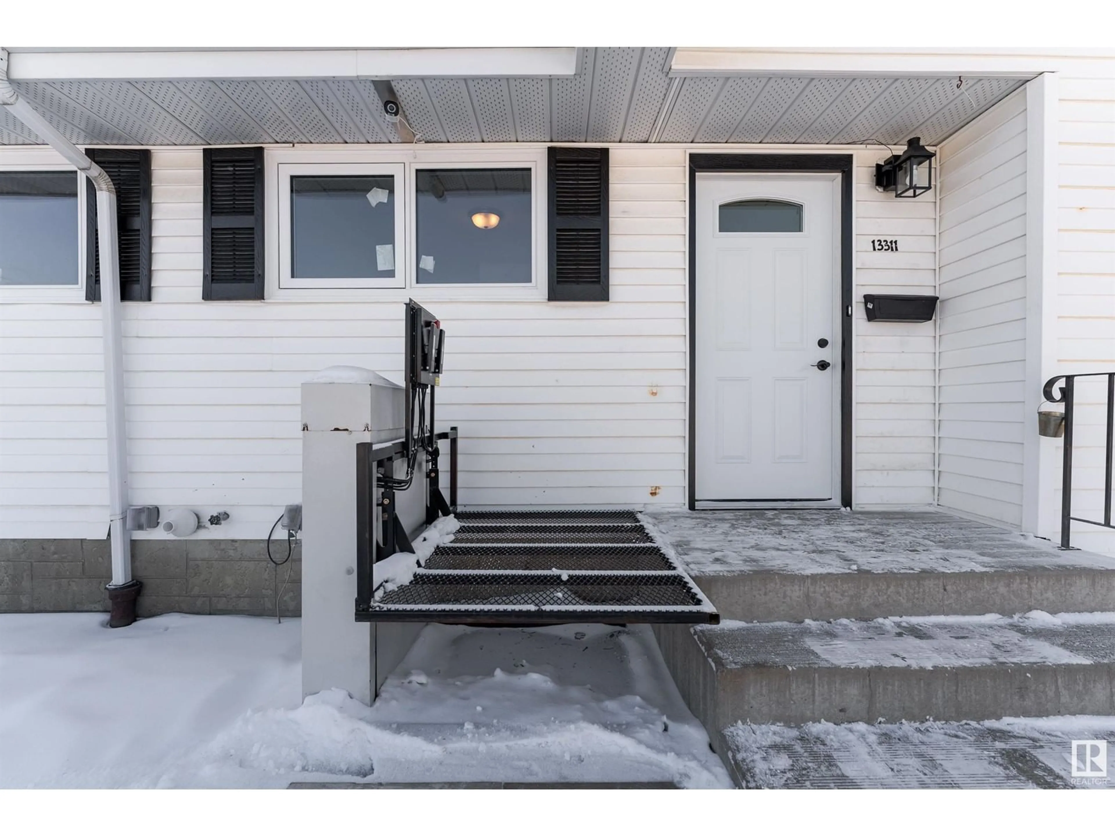 Indoor entryway for 13311 72 ST NW, Edmonton Alberta T5C0R3