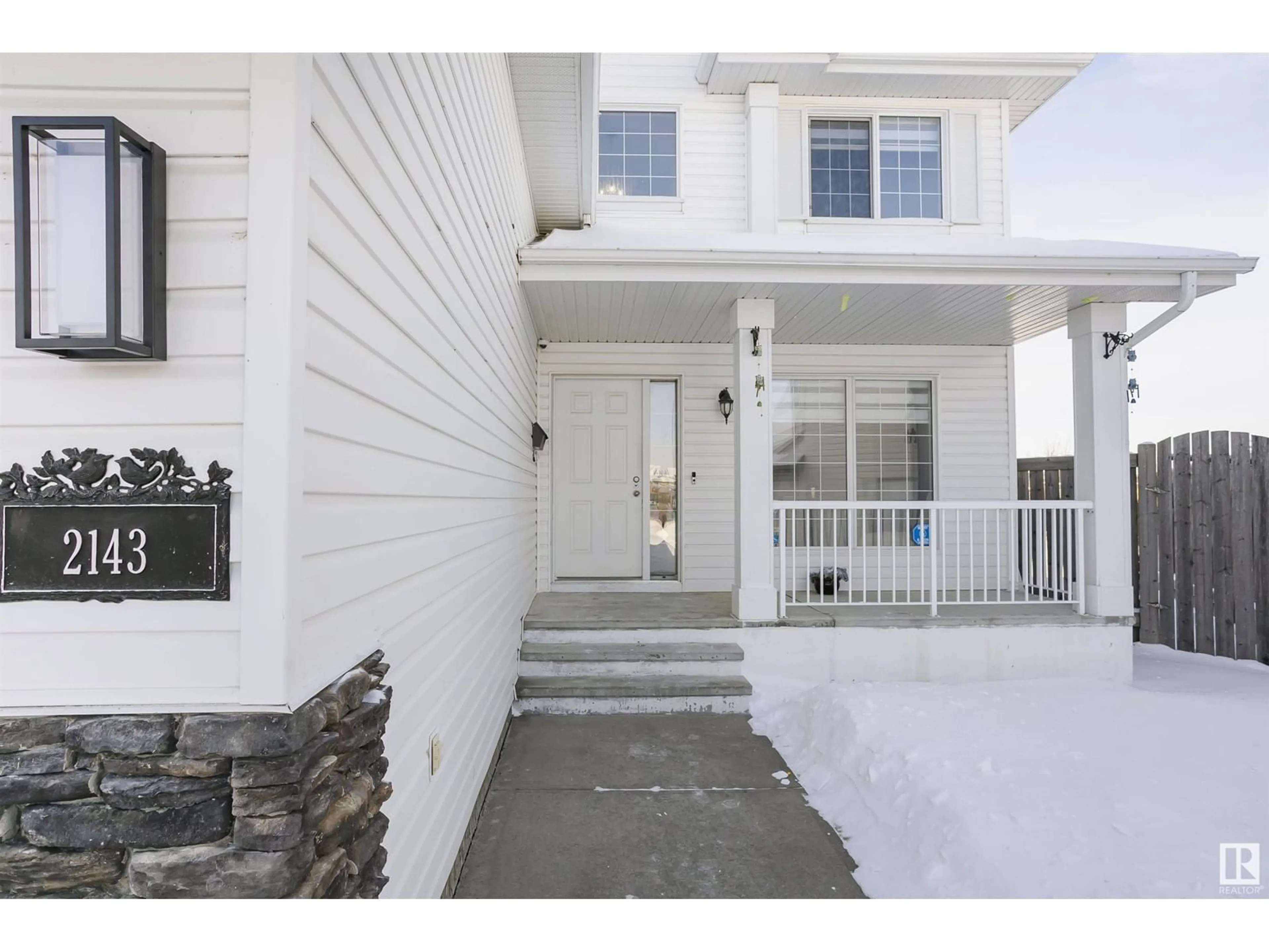 Indoor entryway for 2143 32 AV NW, Edmonton Alberta T6T0A9