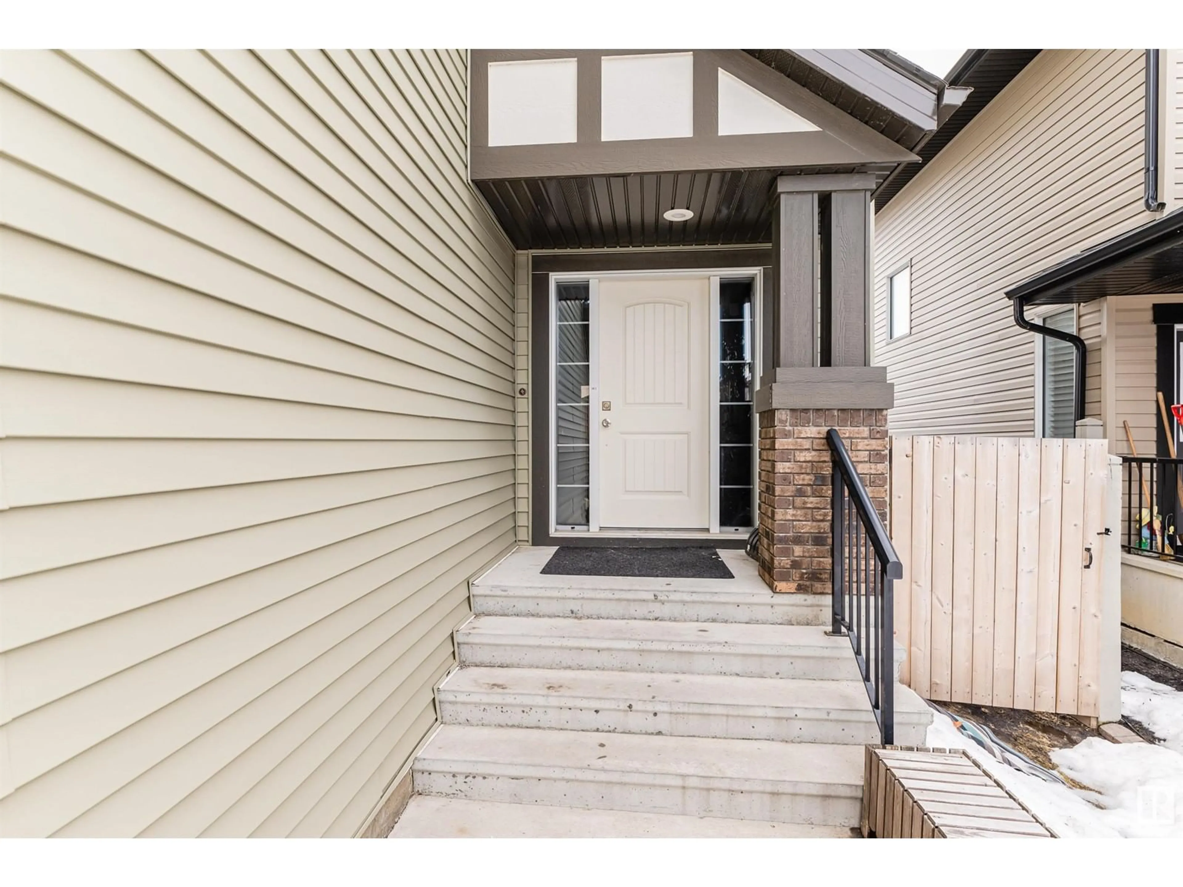 Indoor entryway for 4211 CHARLES CL SW, Edmonton Alberta T6W0Z5