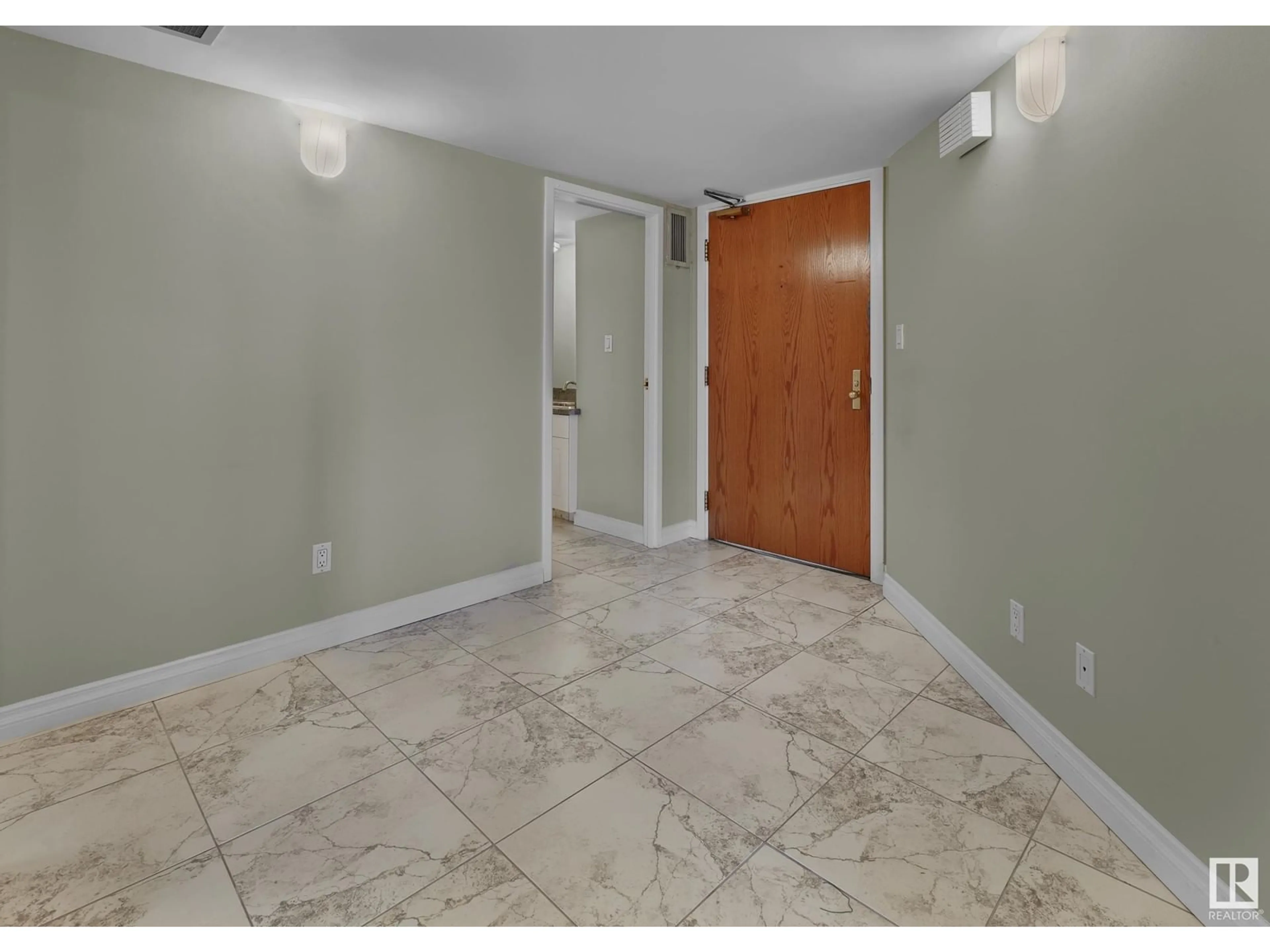 Indoor foyer for #7C 10050 118 ST NW, Edmonton Alberta T5K2M8