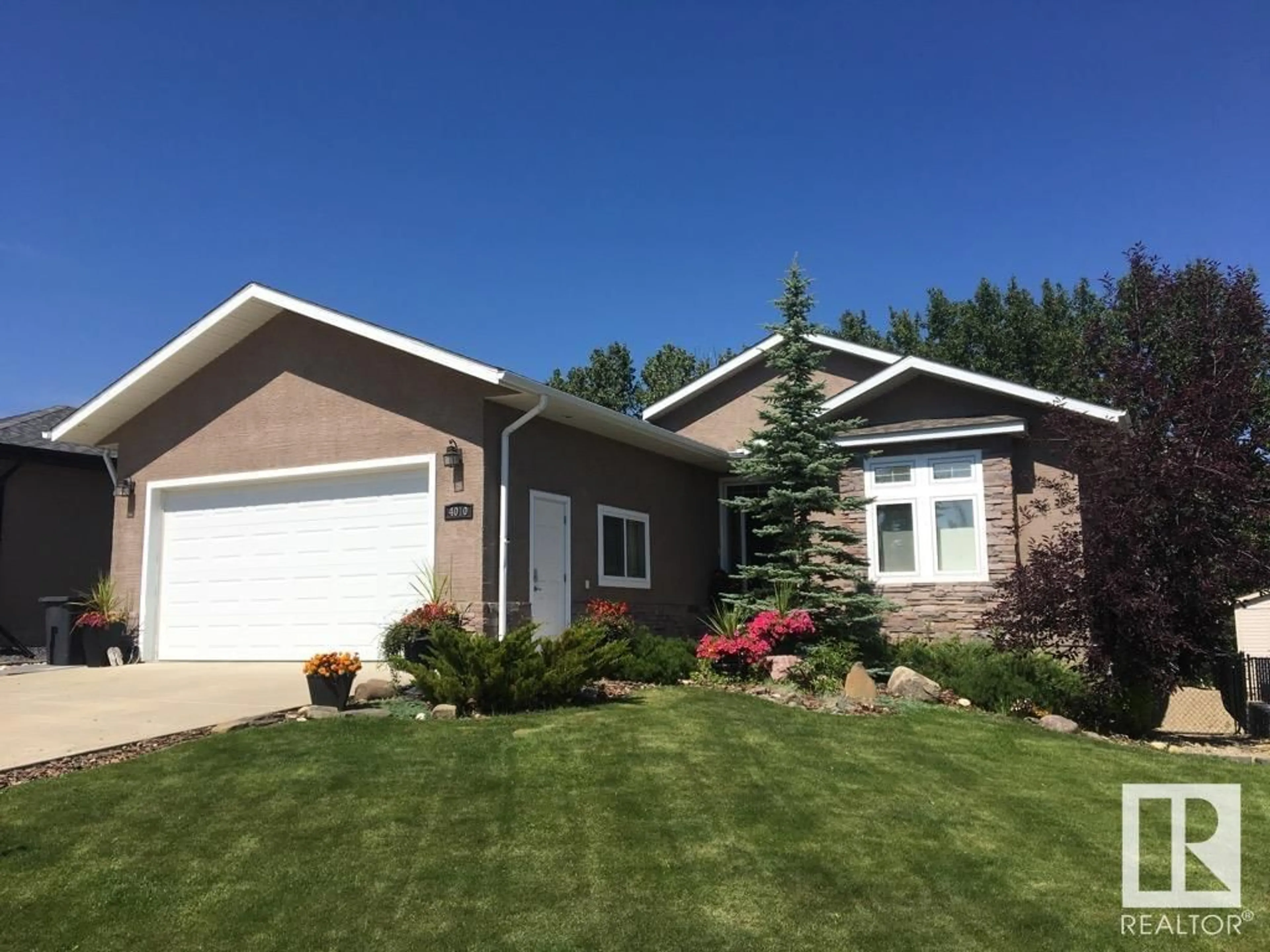 Home with vinyl exterior material, street for 4010 47 AV, Drayton Valley Alberta T7A0A8