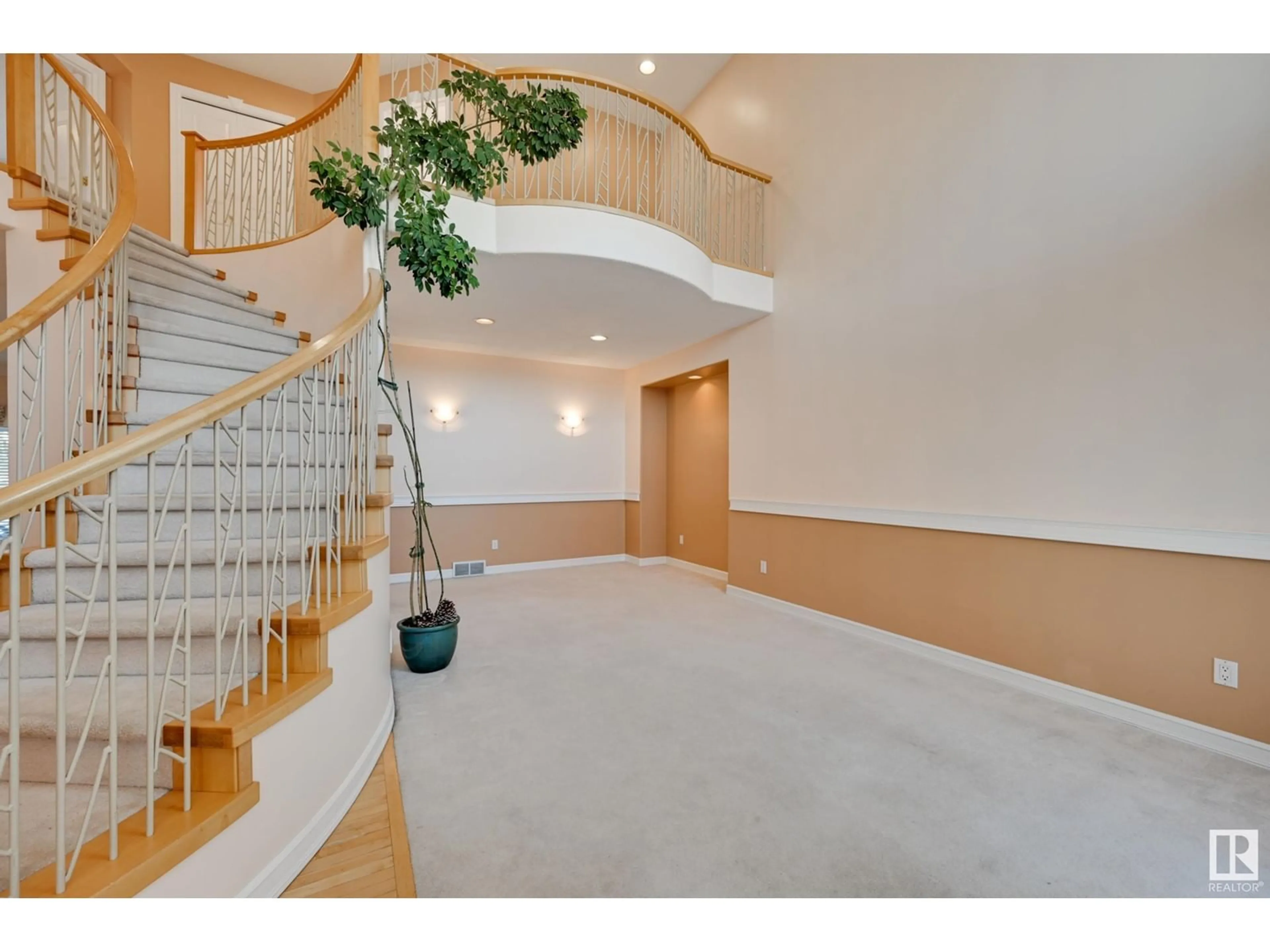 Indoor foyer for 318 DARLINGTON CR NW, Edmonton Alberta T6M2R9