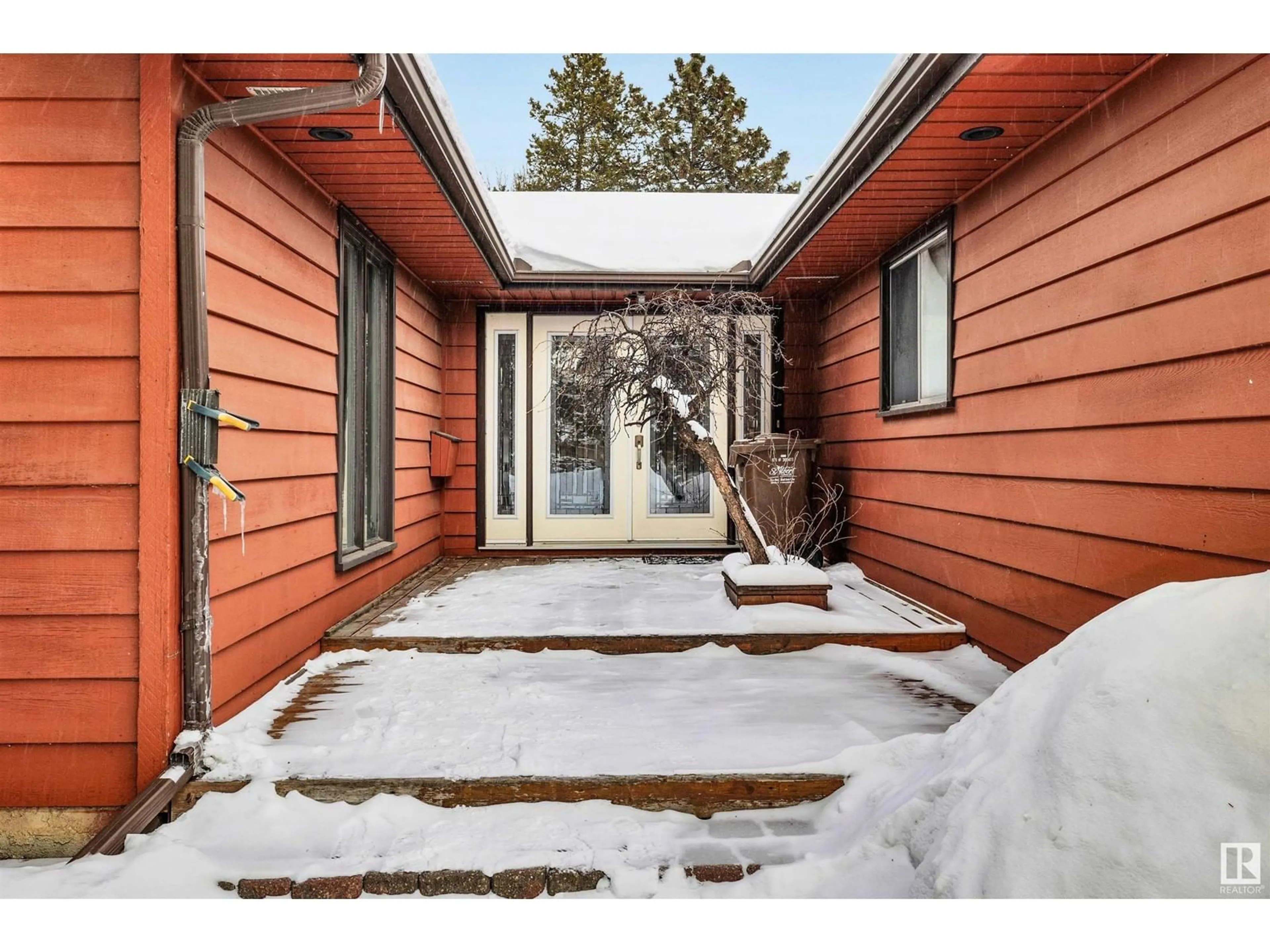 Indoor entryway for 14 LANCASTER CR, St. Albert Alberta T8N2N8