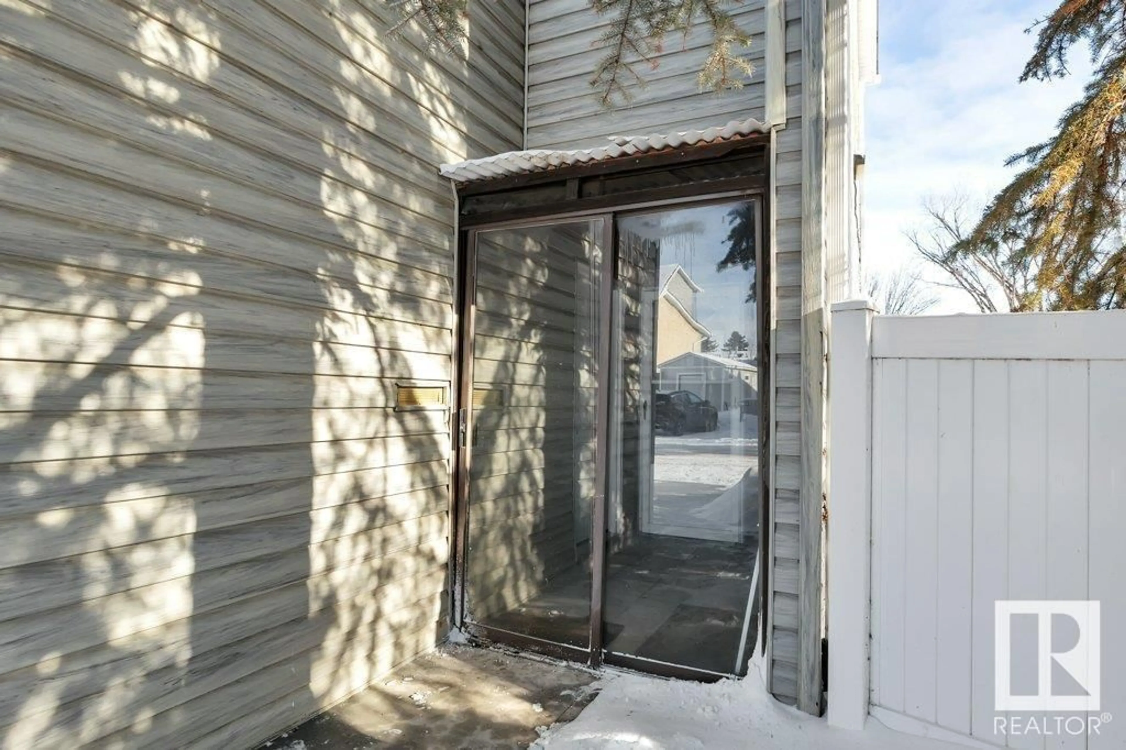 Indoor entryway for 11904 145 AV NW, Edmonton Alberta T5X1T6