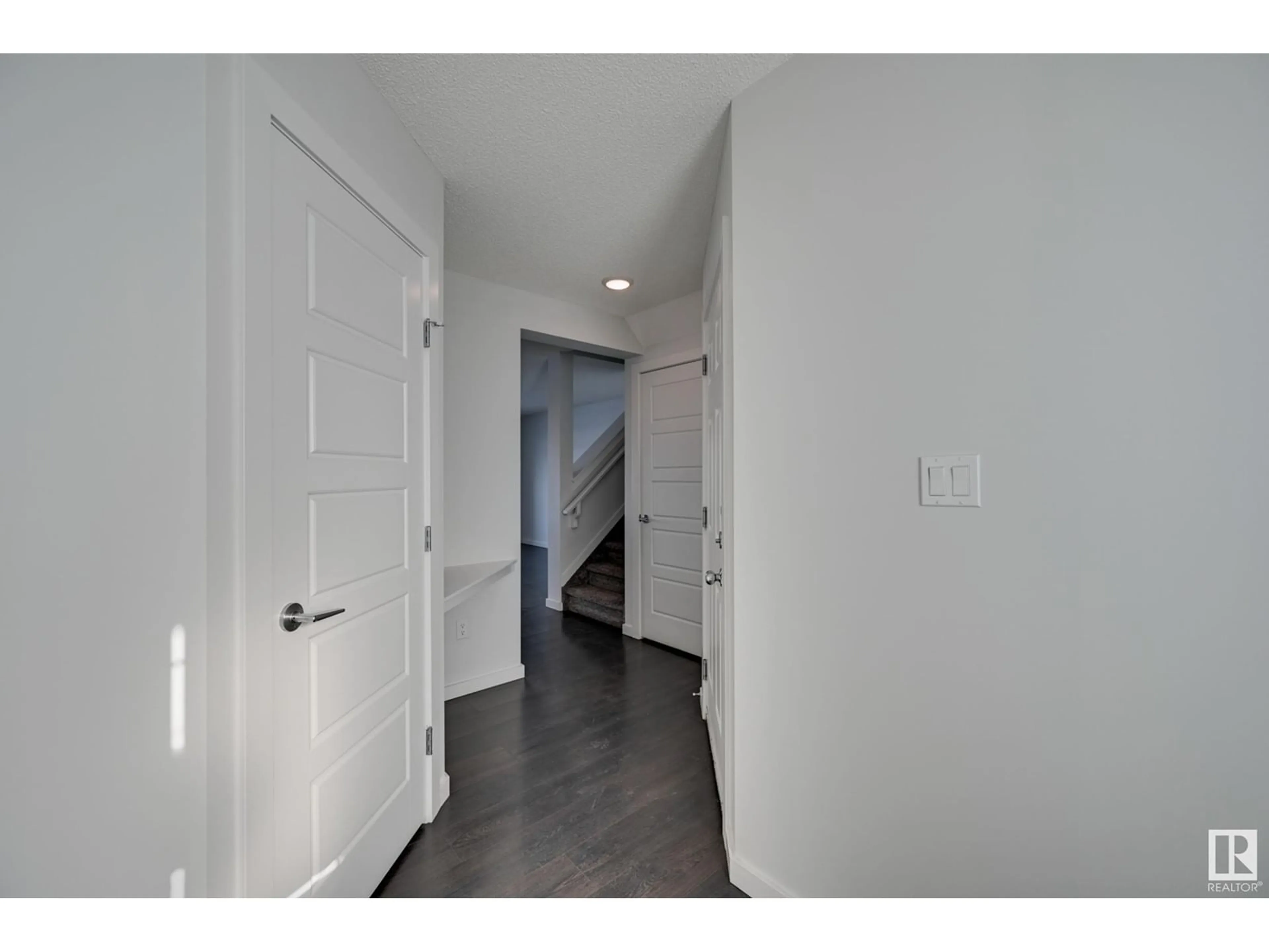 Indoor entryway for 21942 91 AV NW, Edmonton Alberta T5T6Z8