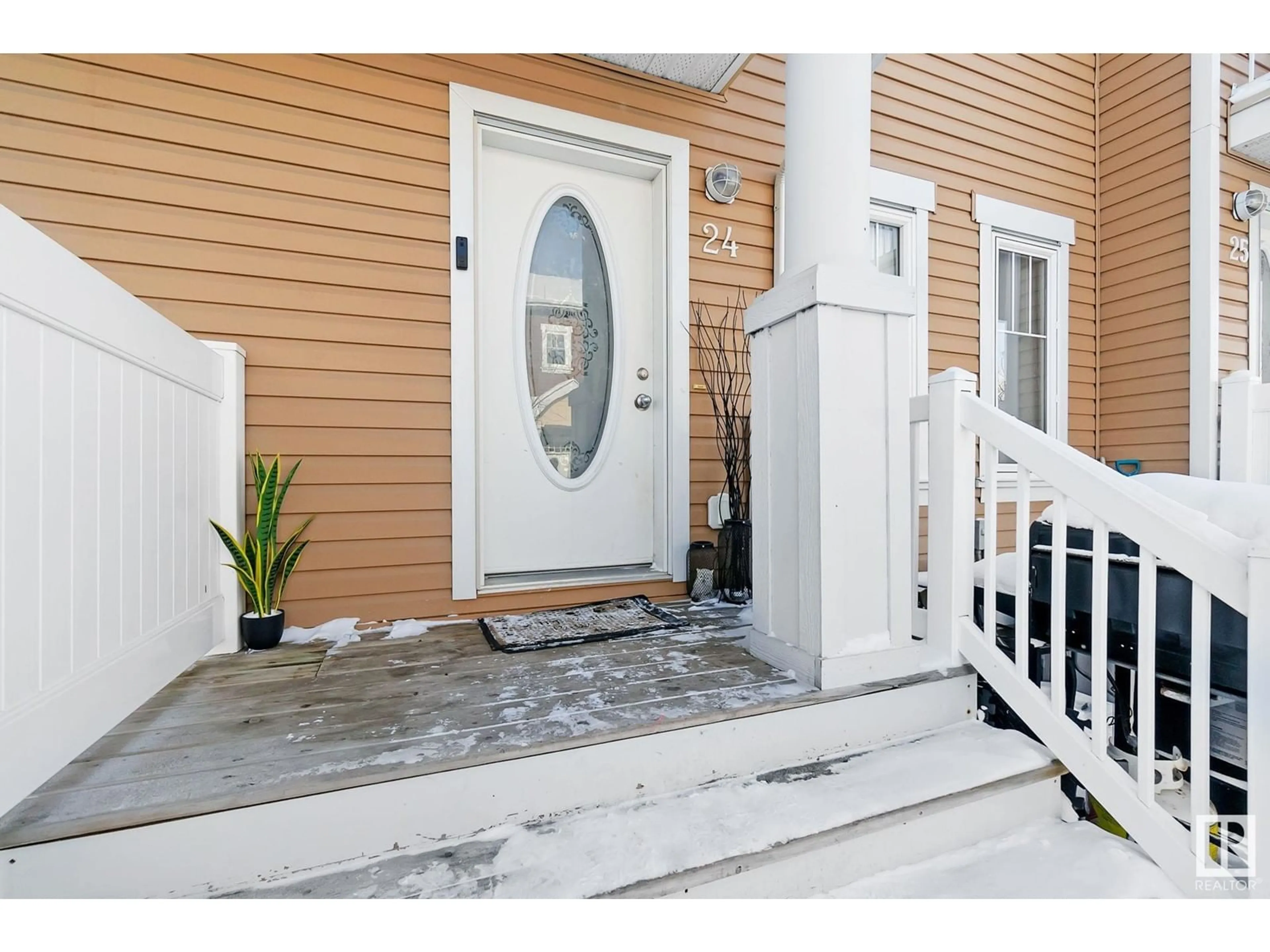 Indoor entryway for #24 1623 TOWNE CENTRE BV NW, Edmonton Alberta T6R0S3