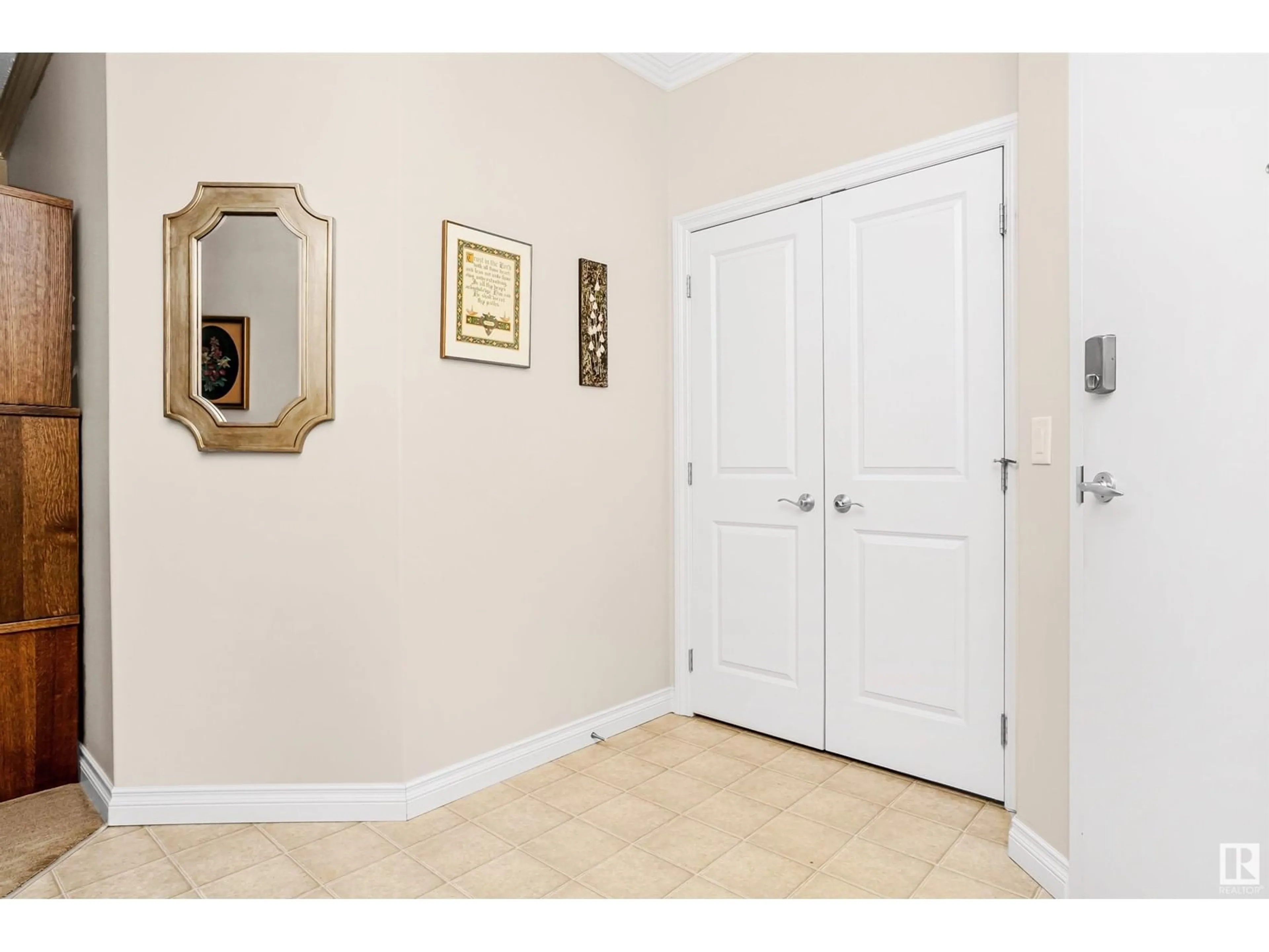 Indoor entryway for #202 14205 96 AV NW, Edmonton Alberta T5N0C2