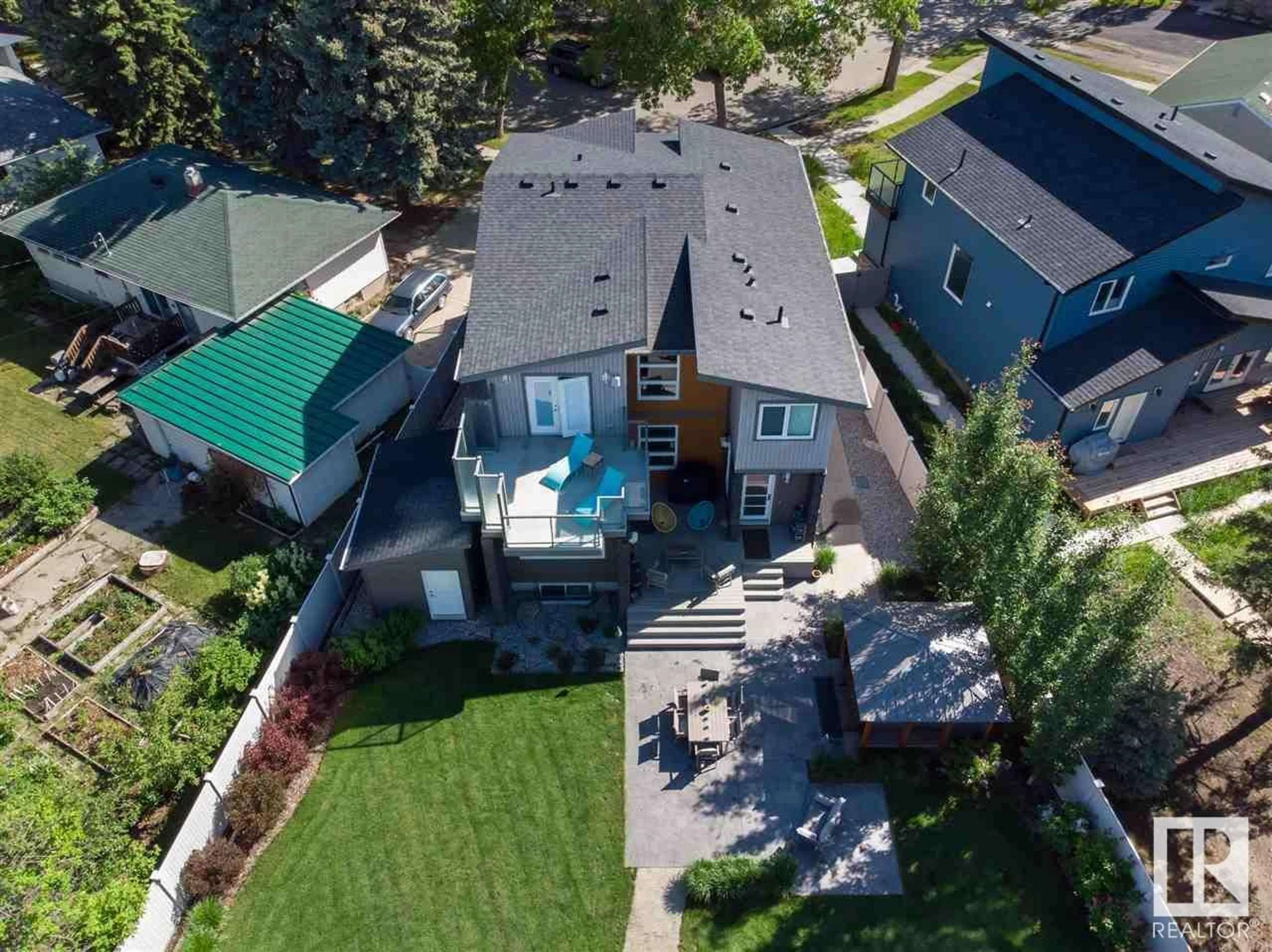 A pic from outside/outdoor area/front of a property/back of a property/a pic from drone, unknown for 9104 83 ST NW, Edmonton Alberta T6C2Z4