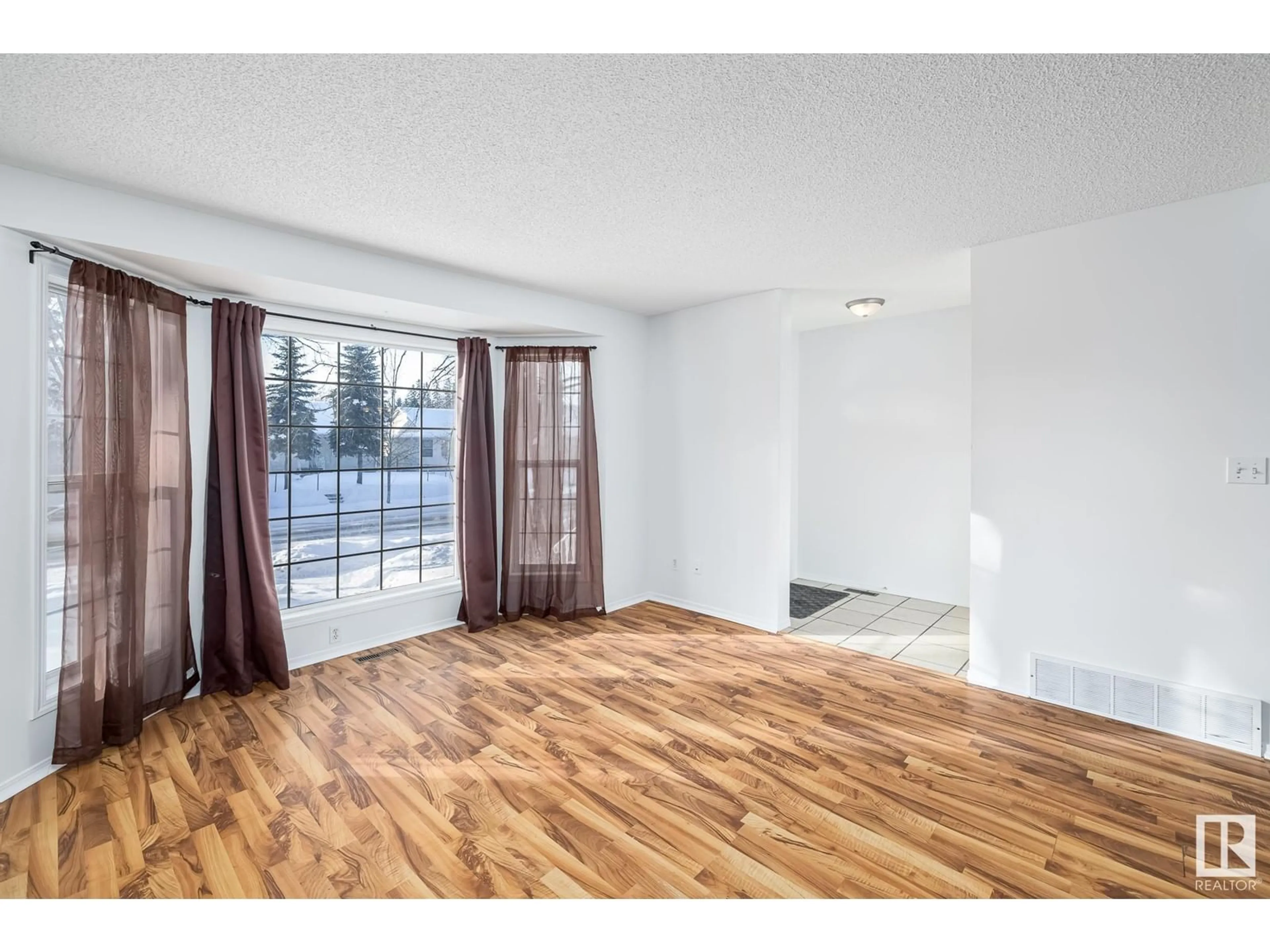 A pic of a room for 10684 63 AV NW, Edmonton Alberta T6H1P6