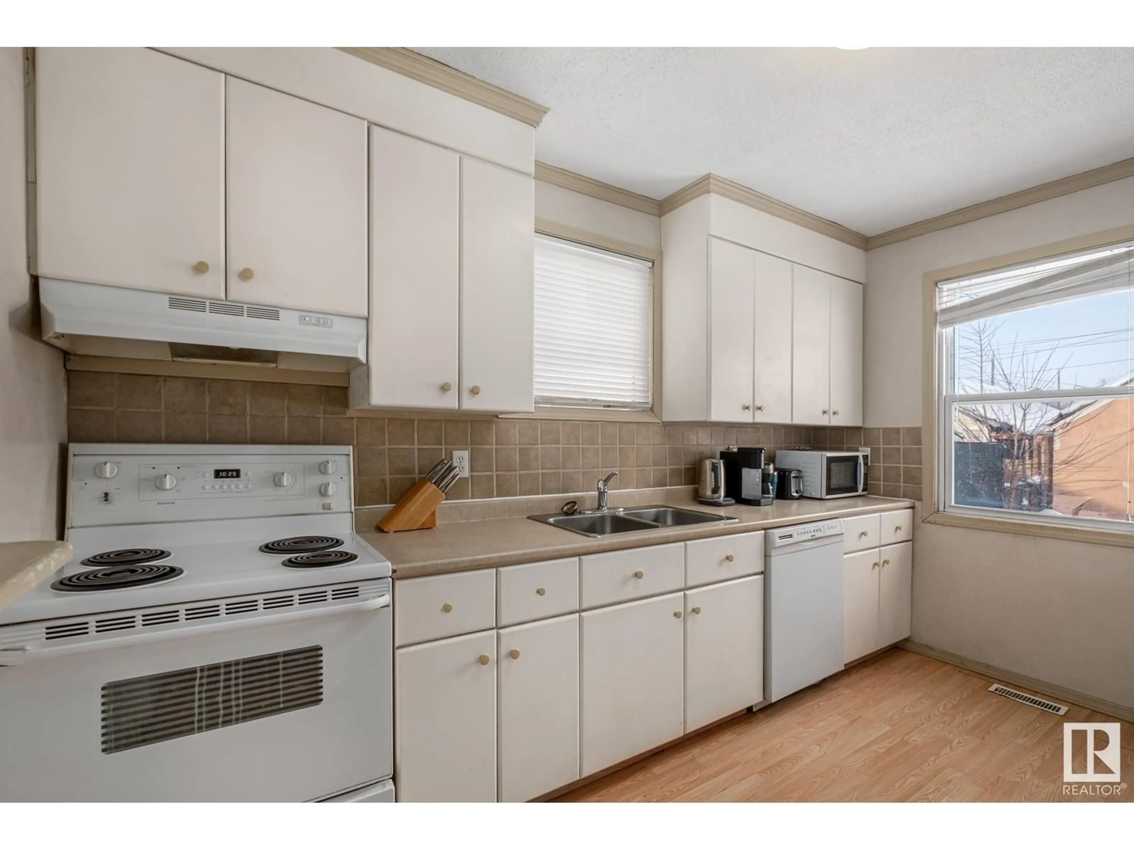 Standard kitchen, unknown for 8906 112 AV NW, Edmonton Alberta T5B0G9