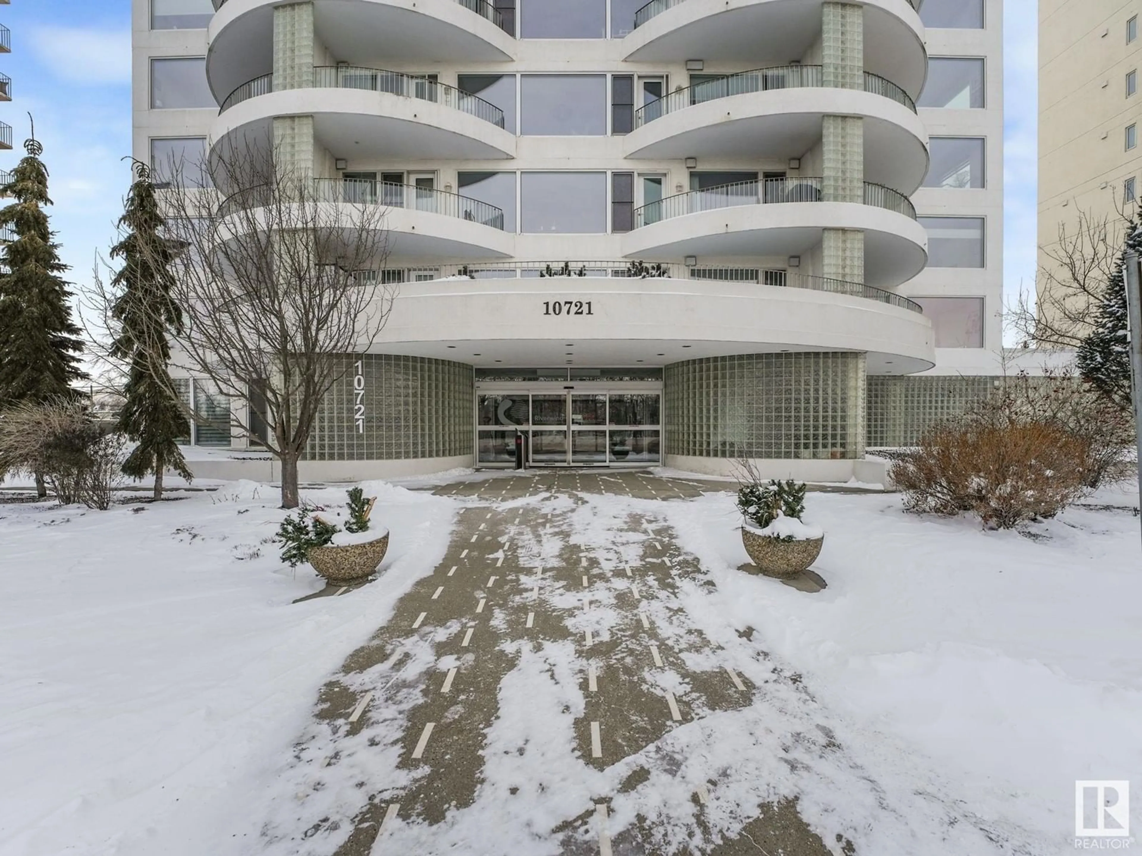 Indoor foyer for #401 10721 SASKATCHEWAN DR NW, Edmonton Alberta T6E6J5