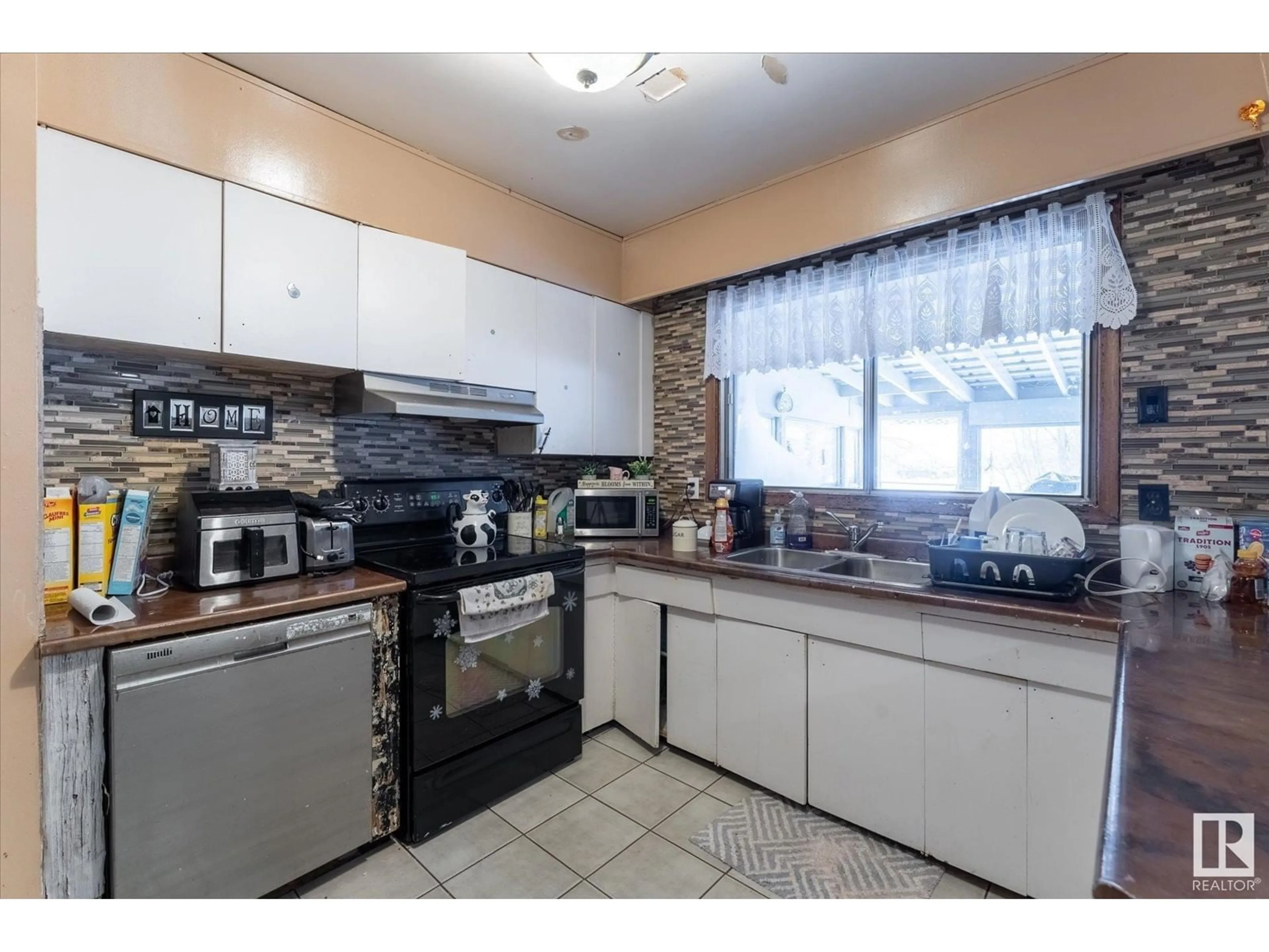 Standard kitchen, unknown for 6116 50 AV, Drayton Valley Alberta T7A1J4