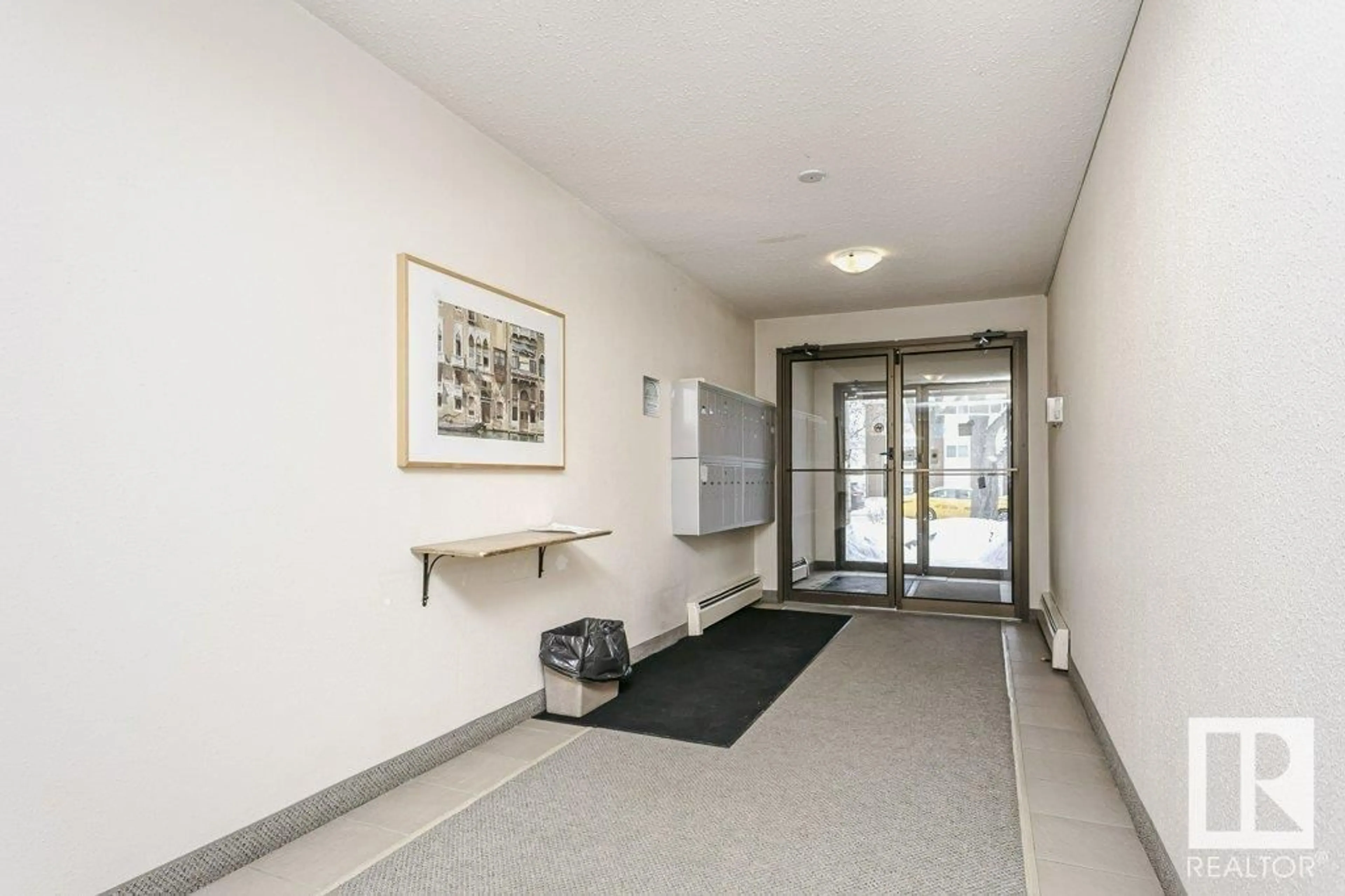 Indoor foyer for #301 10826 113 ST NW, Edmonton Alberta T5H3J2