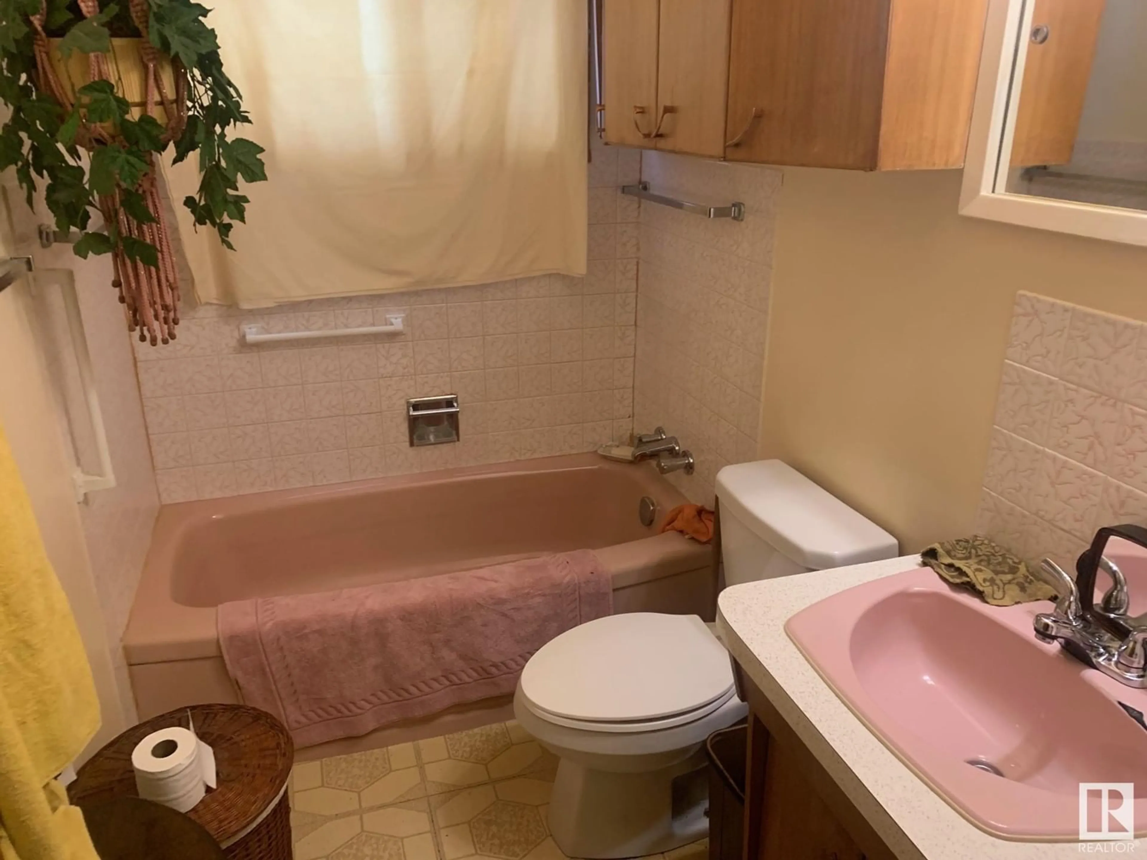 Standard bathroom, unknown for 12903 78 ST NW, Edmonton Alberta T5C1G6