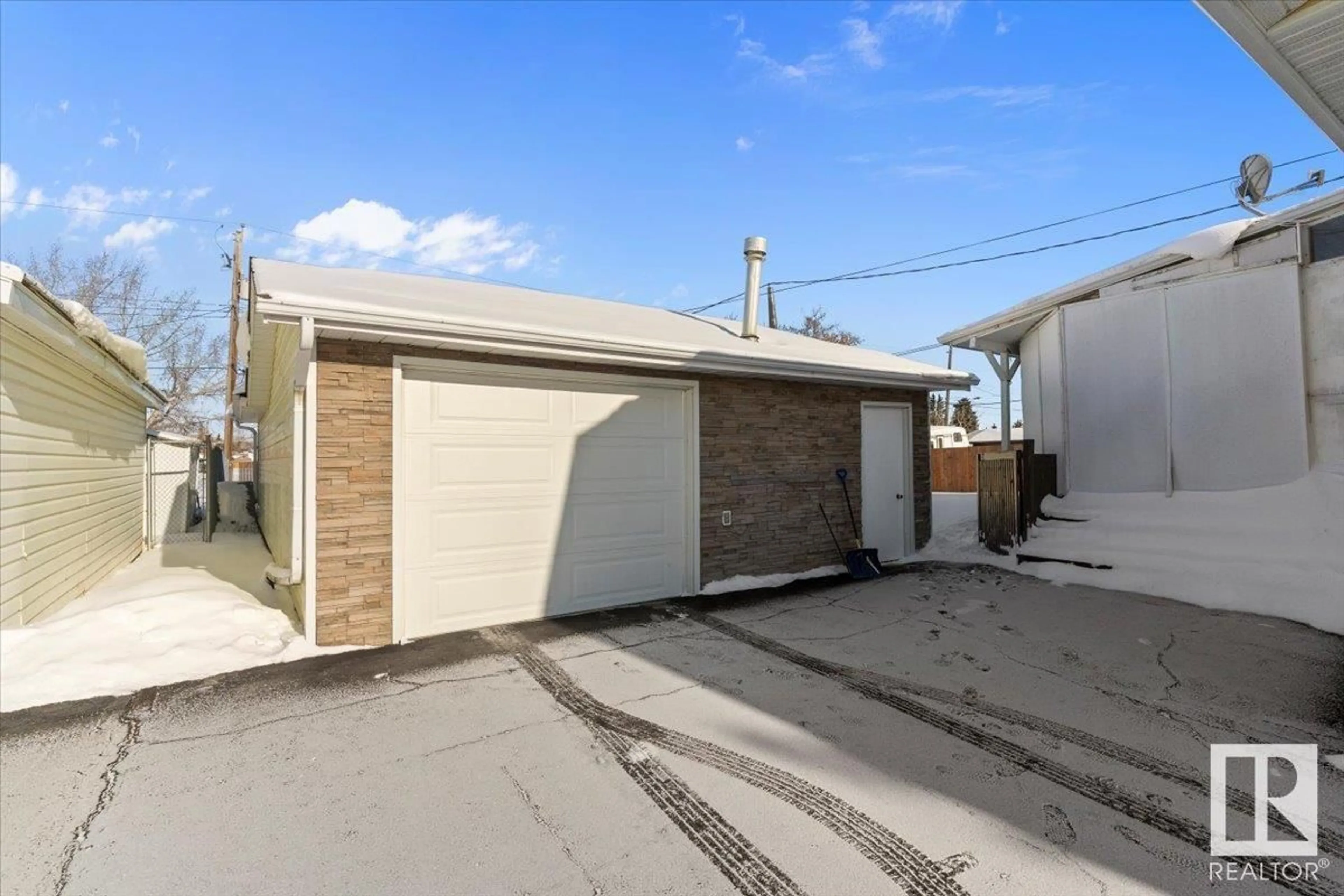 Indoor garage for 5016 56 AV, Tofield Alberta T0B4J0