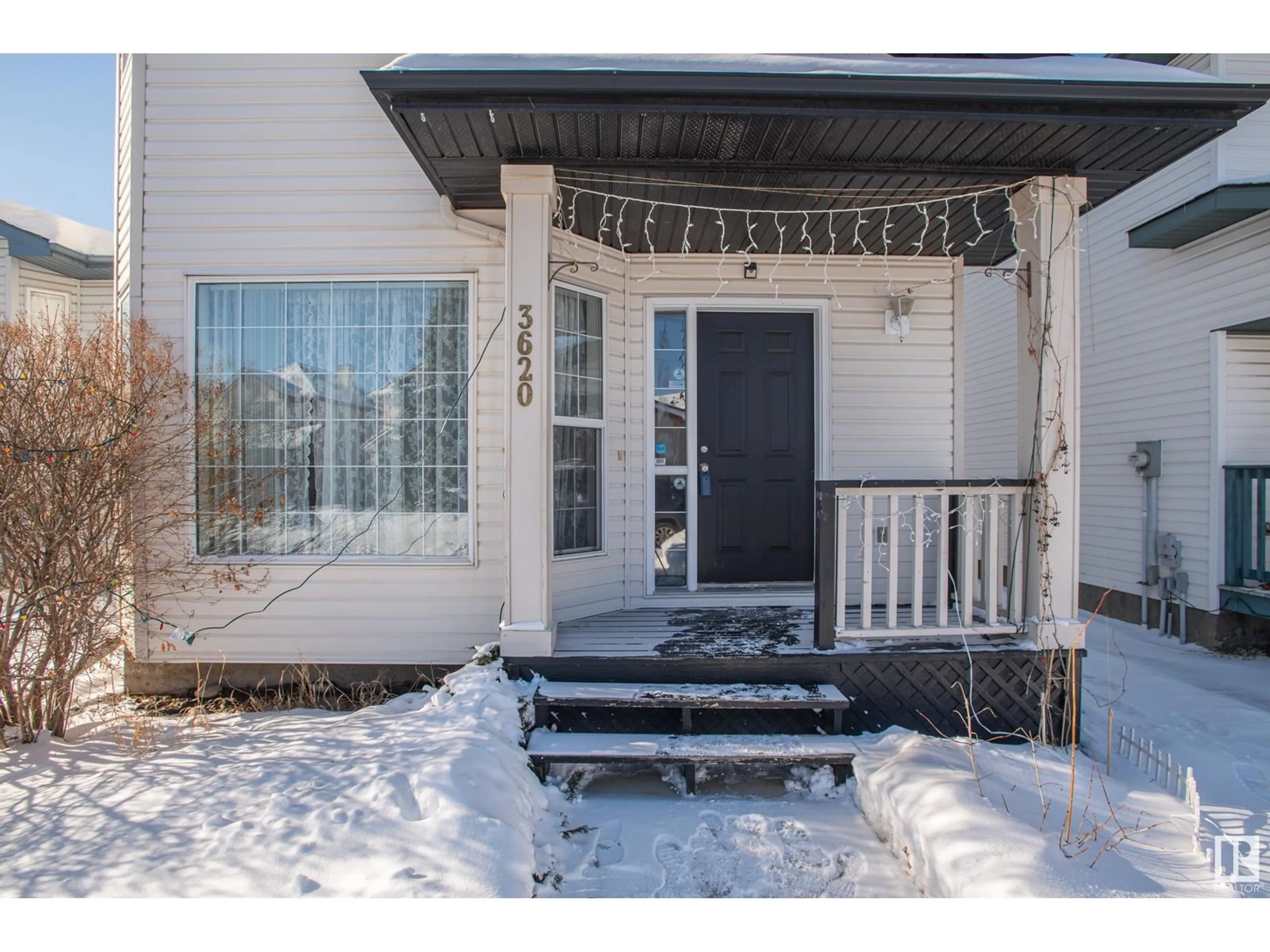 Indoor entryway for 3620 22 ST NW, Edmonton Alberta T6T1S1