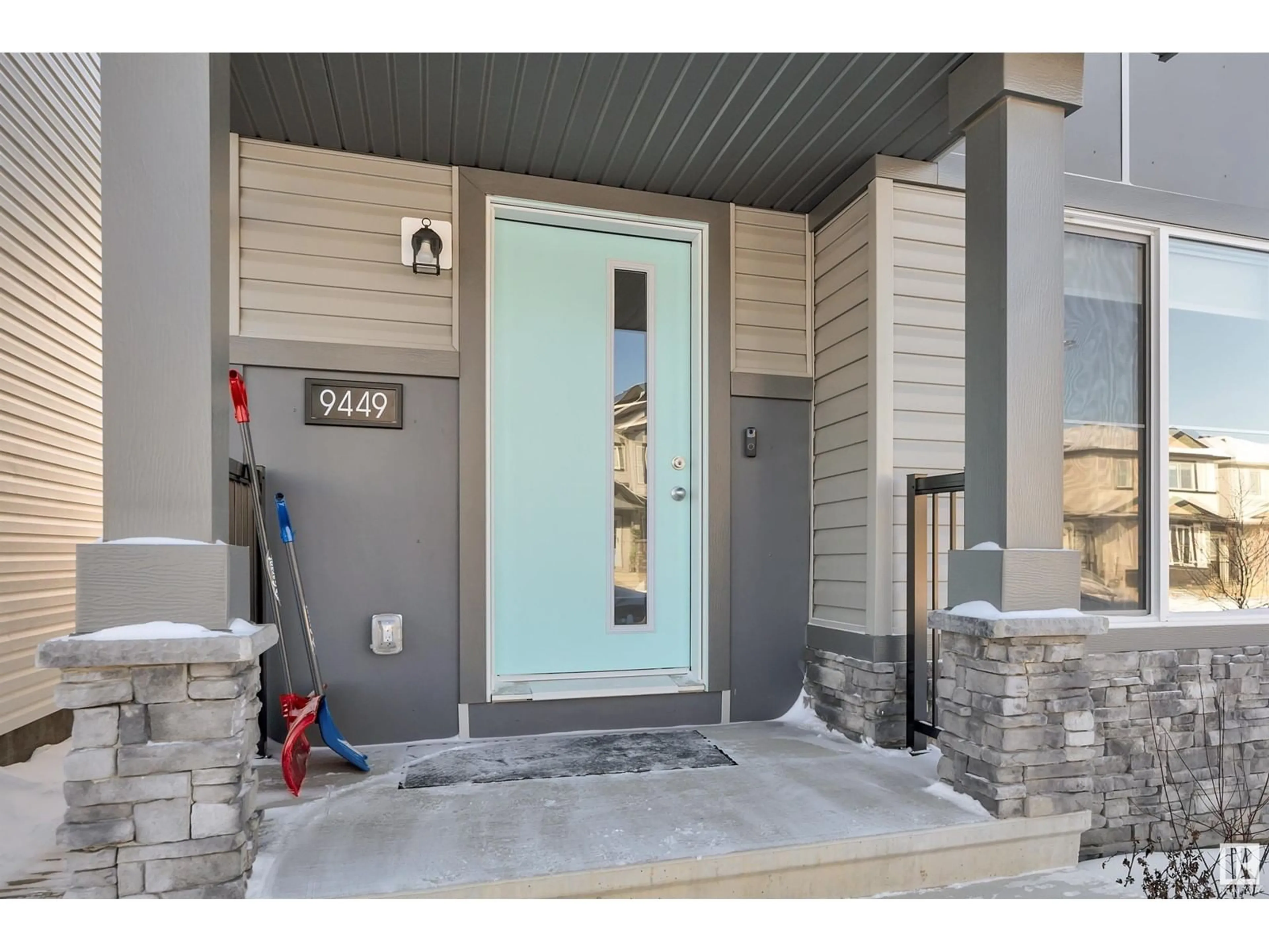 Indoor entryway for 9449 COLAK LN SW, Edmonton Alberta T6W5G7