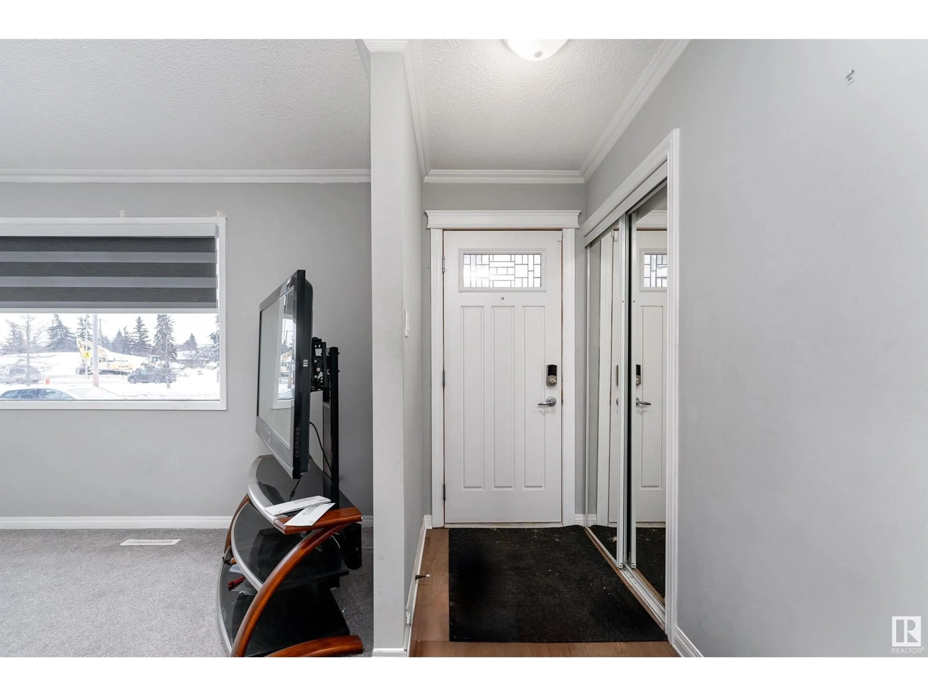 Indoor entryway for 5208 90 AV NW, Edmonton Alberta T6B0N9