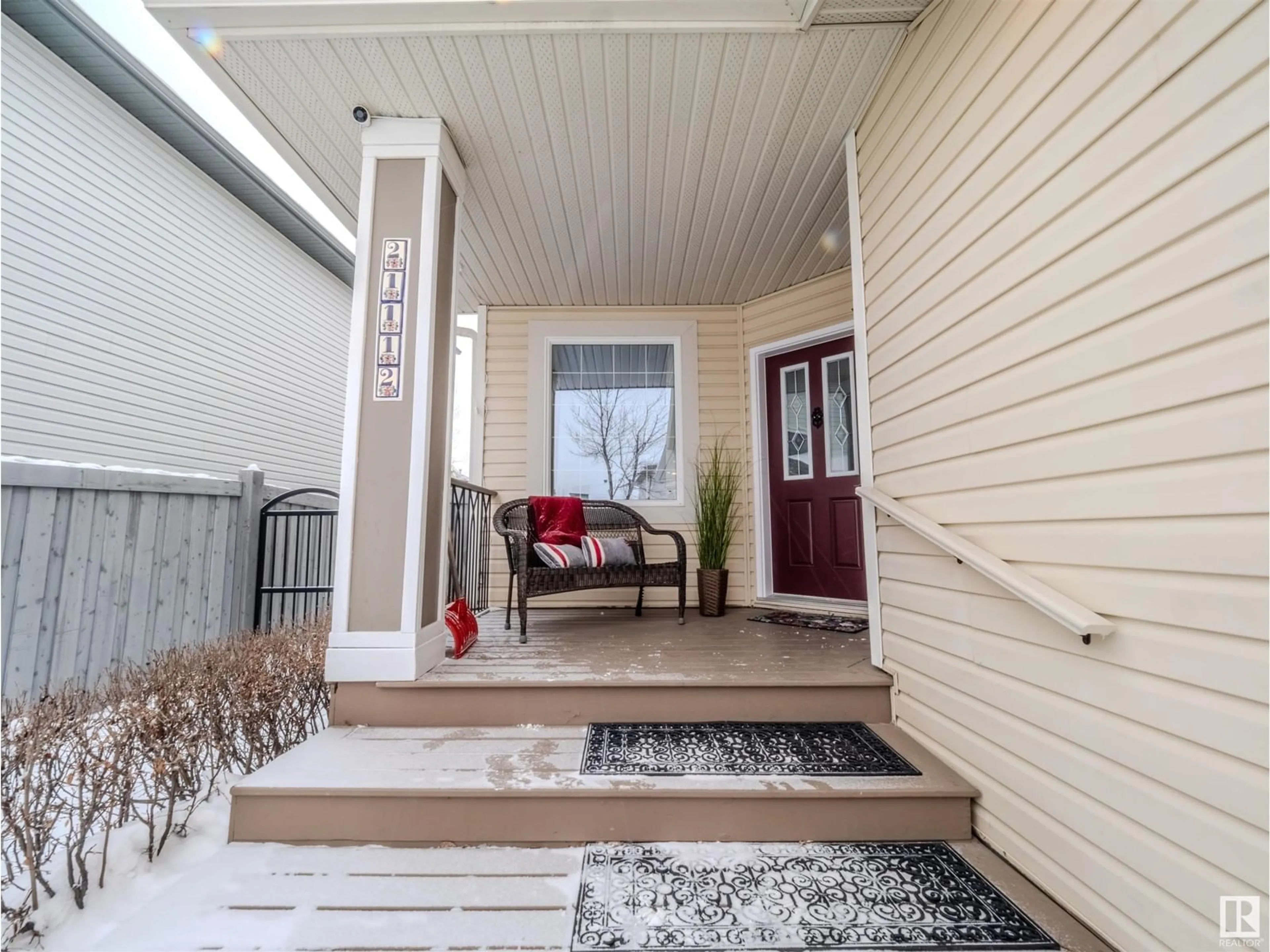 Indoor entryway for 21112 46 AV NW, Edmonton Alberta T6M0G4