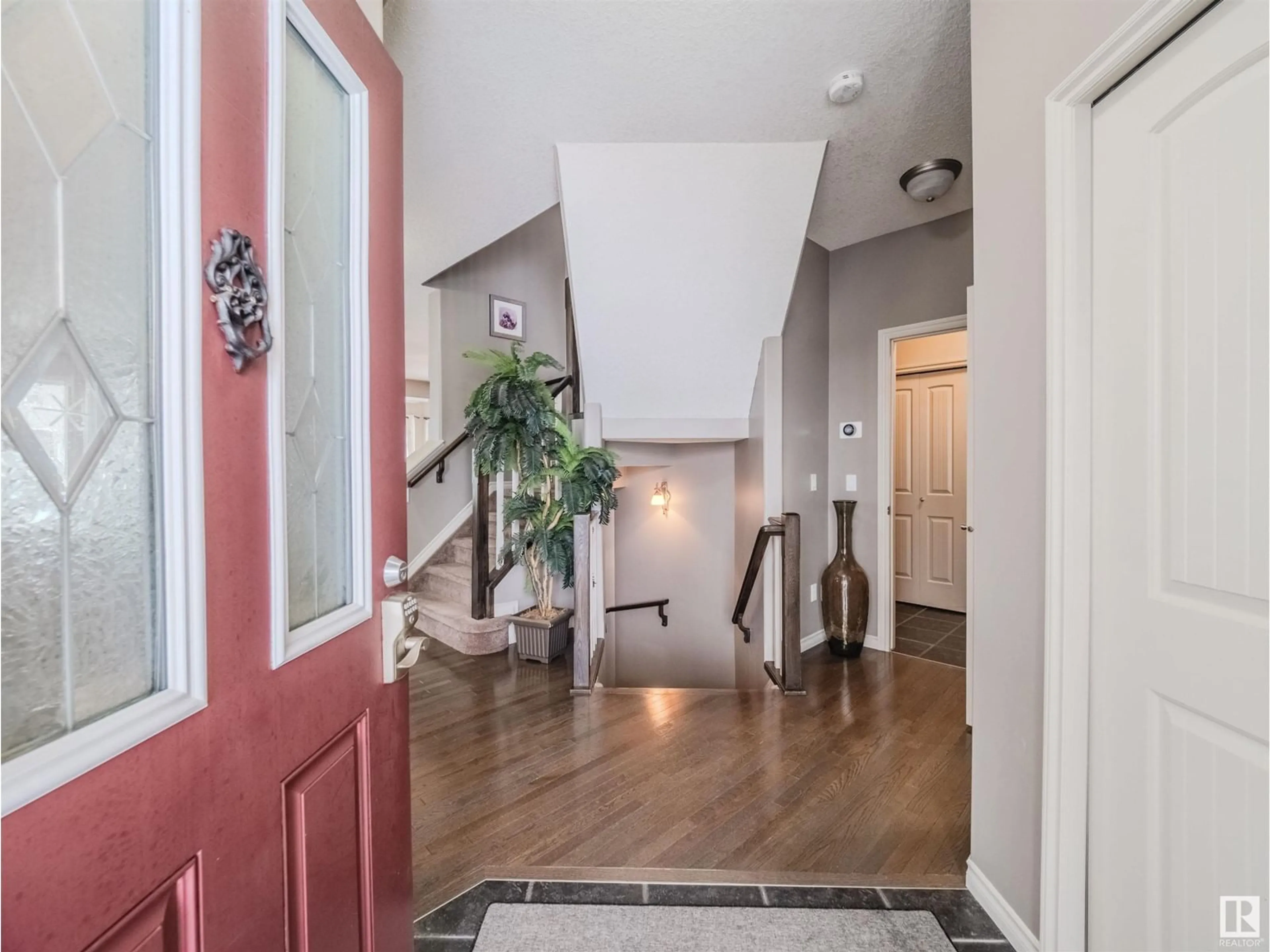 Indoor entryway for 21112 46 AV NW, Edmonton Alberta T6M0G4