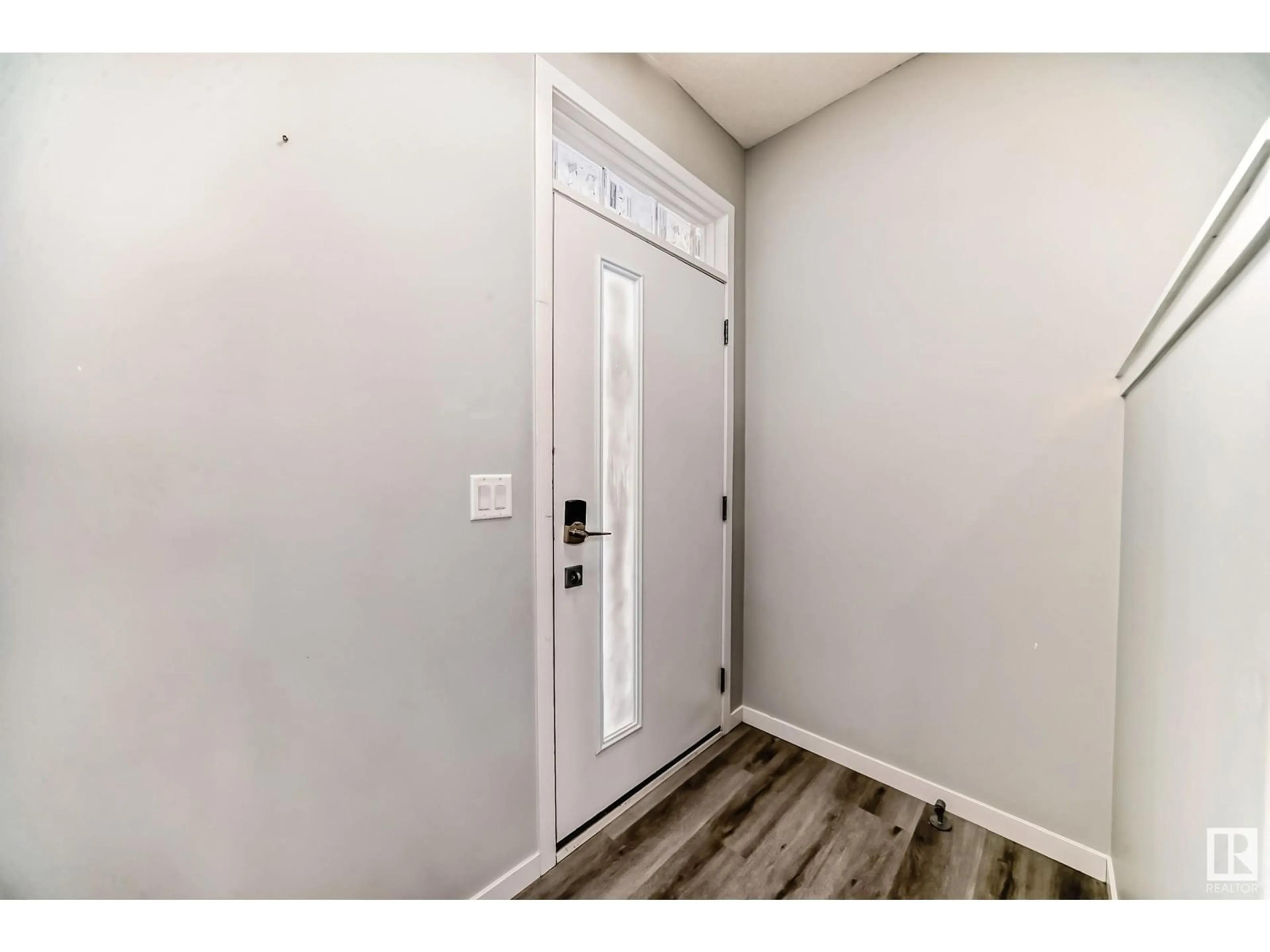 Indoor entryway for 2347 51 ST SW, Edmonton Alberta T6X3A4