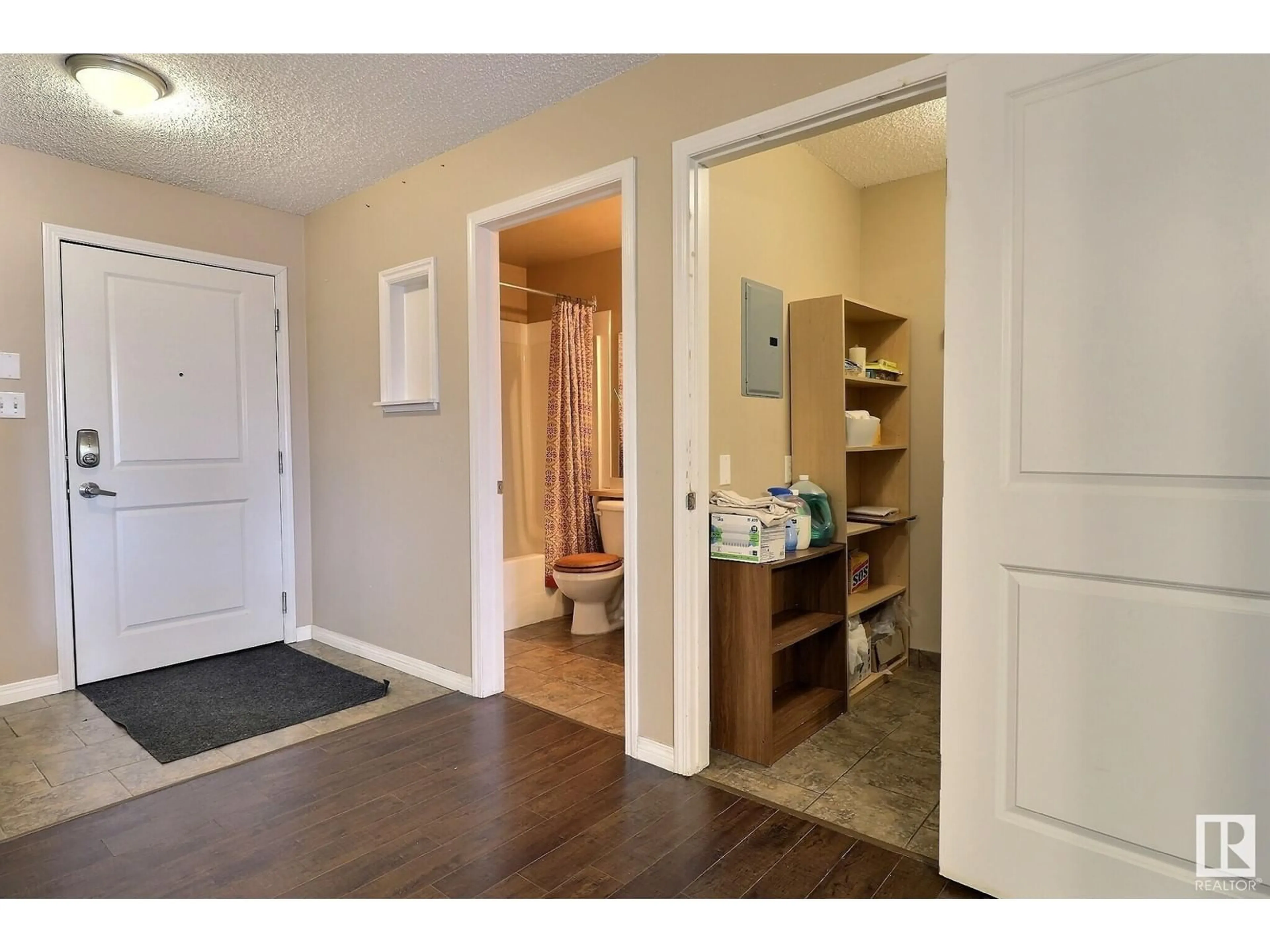 Indoor entryway for #126 11325 83 ST NW, Edmonton Alberta T5B4W5