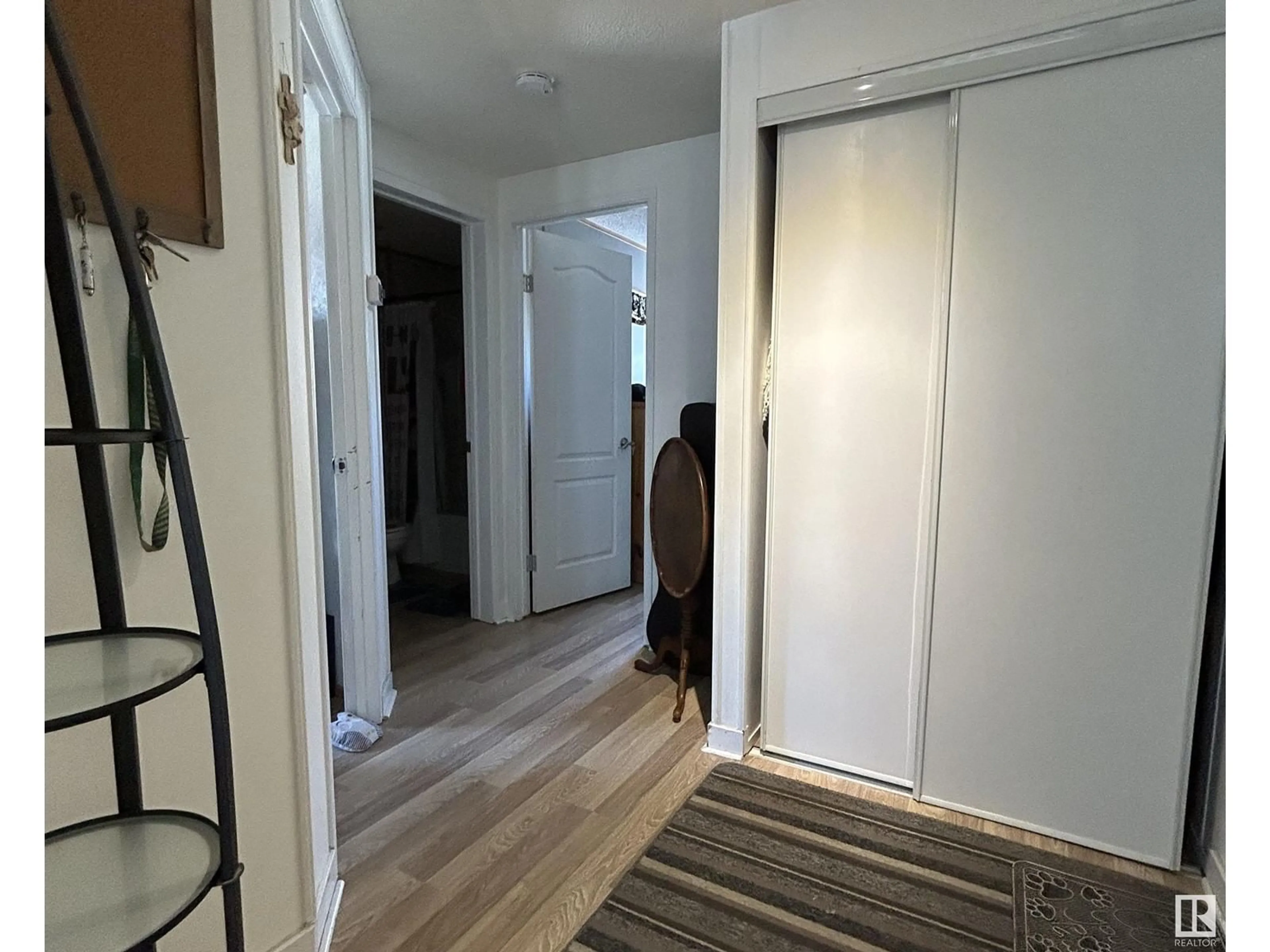 Indoor entryway for 2643 Lakeview DR NW, Edmonton Alberta T5S1T5