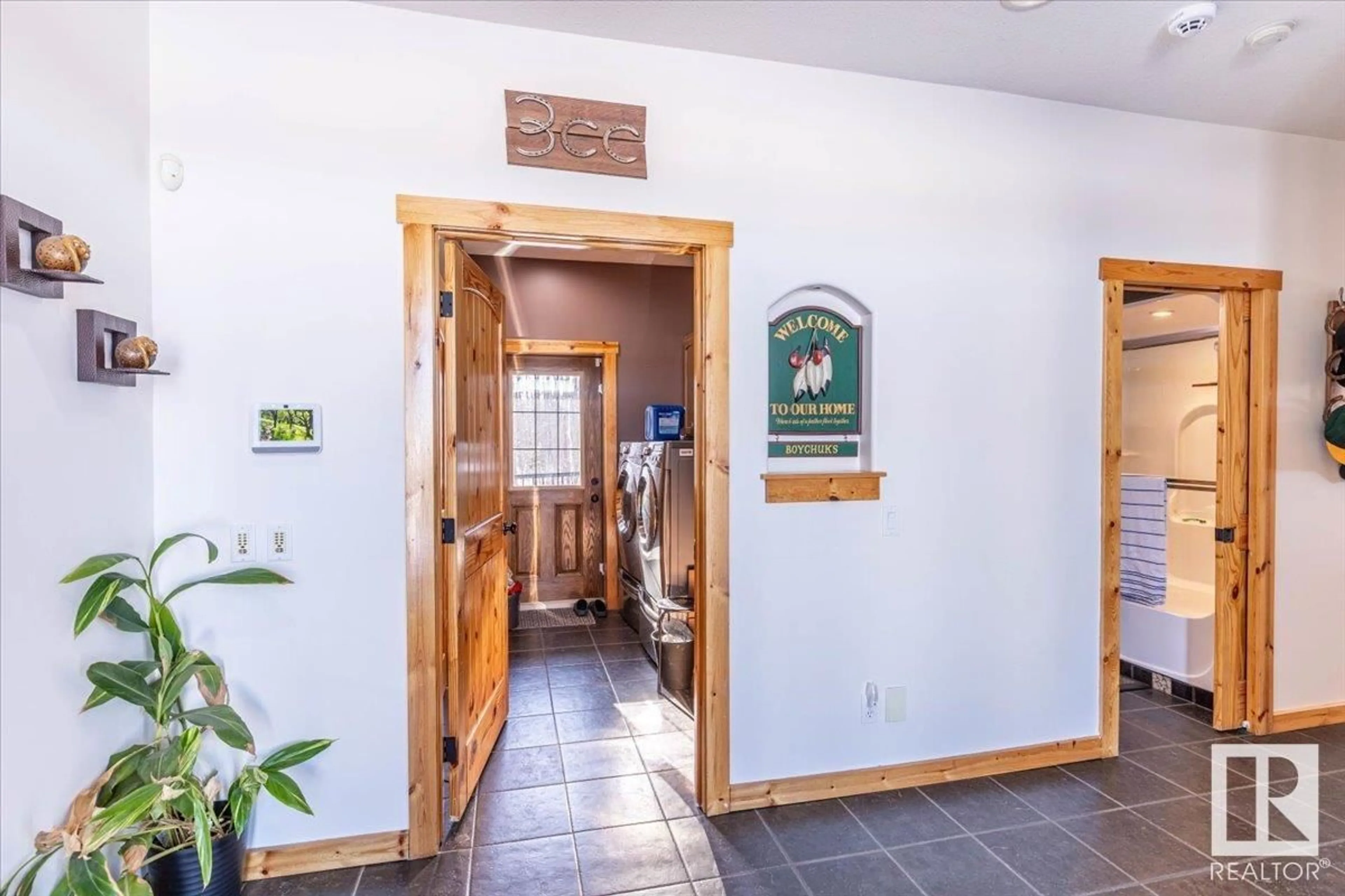 Indoor entryway for 49274 RGE ROAD 274, Rural Leduc County Alberta T0C0V0