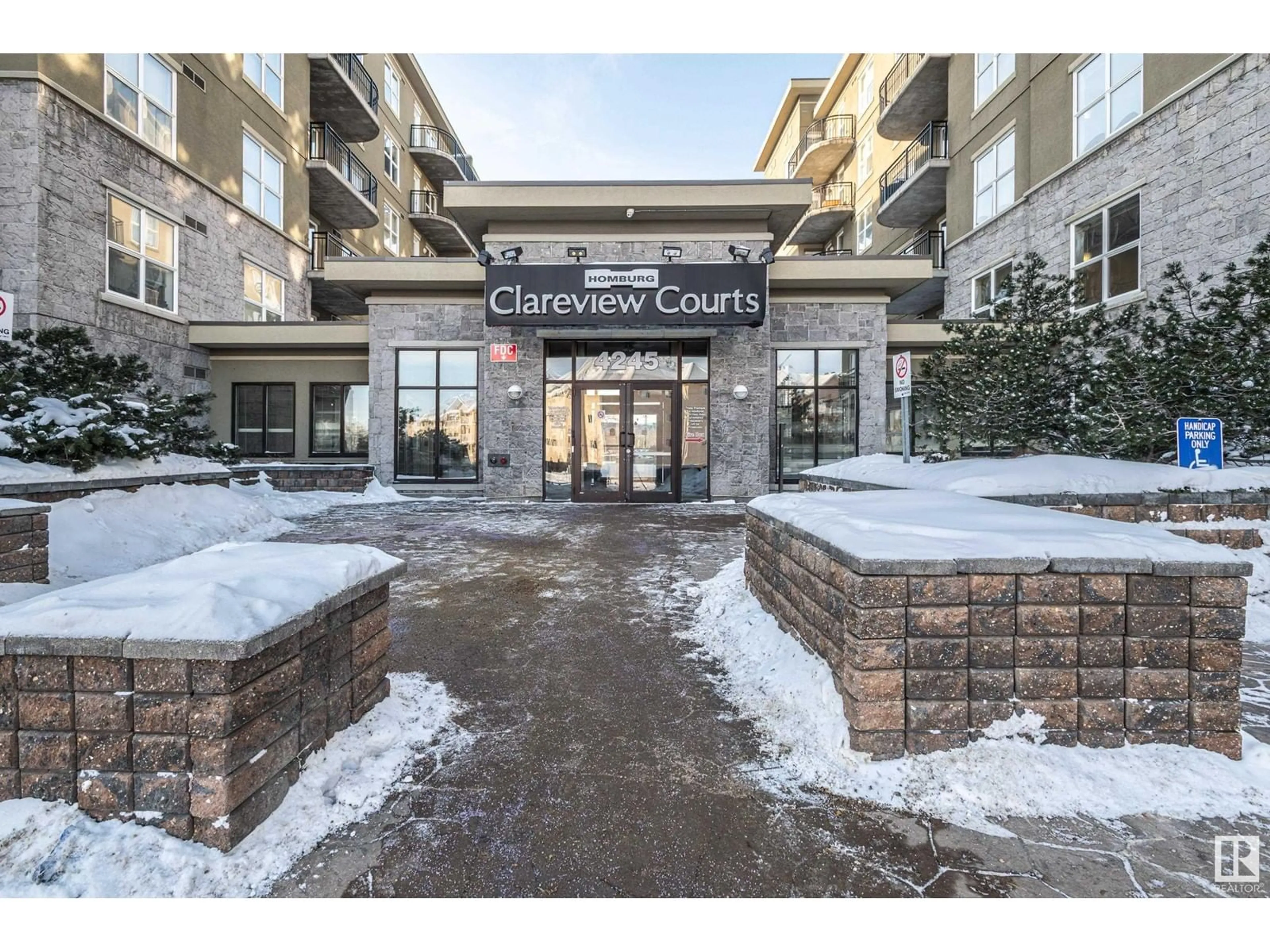 Indoor entryway for #1-105 4245 139 AV NW, Edmonton Alberta T5Y3E8