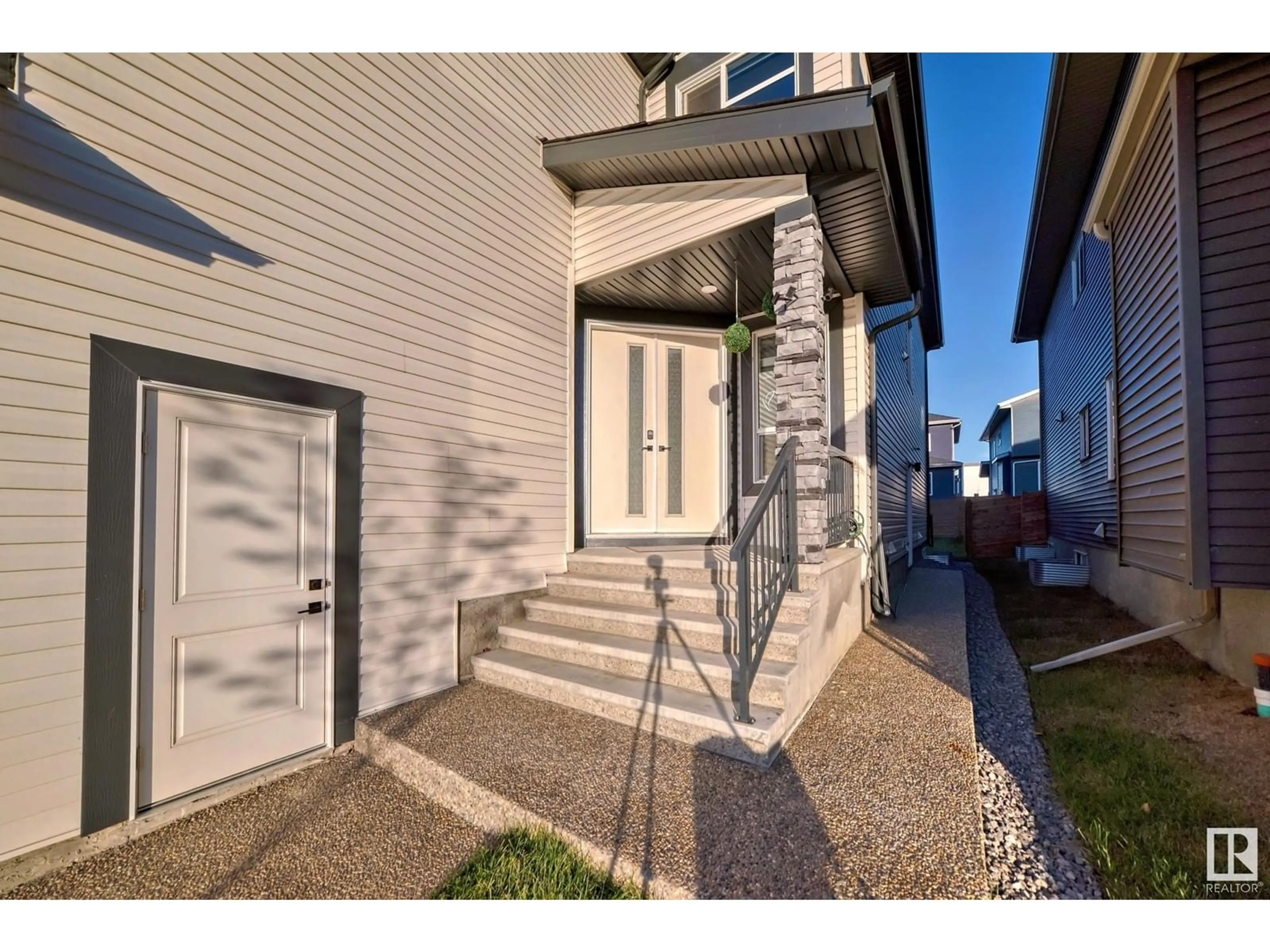 Unknown for 211 37 ST SW, Edmonton Alberta T6X2W4