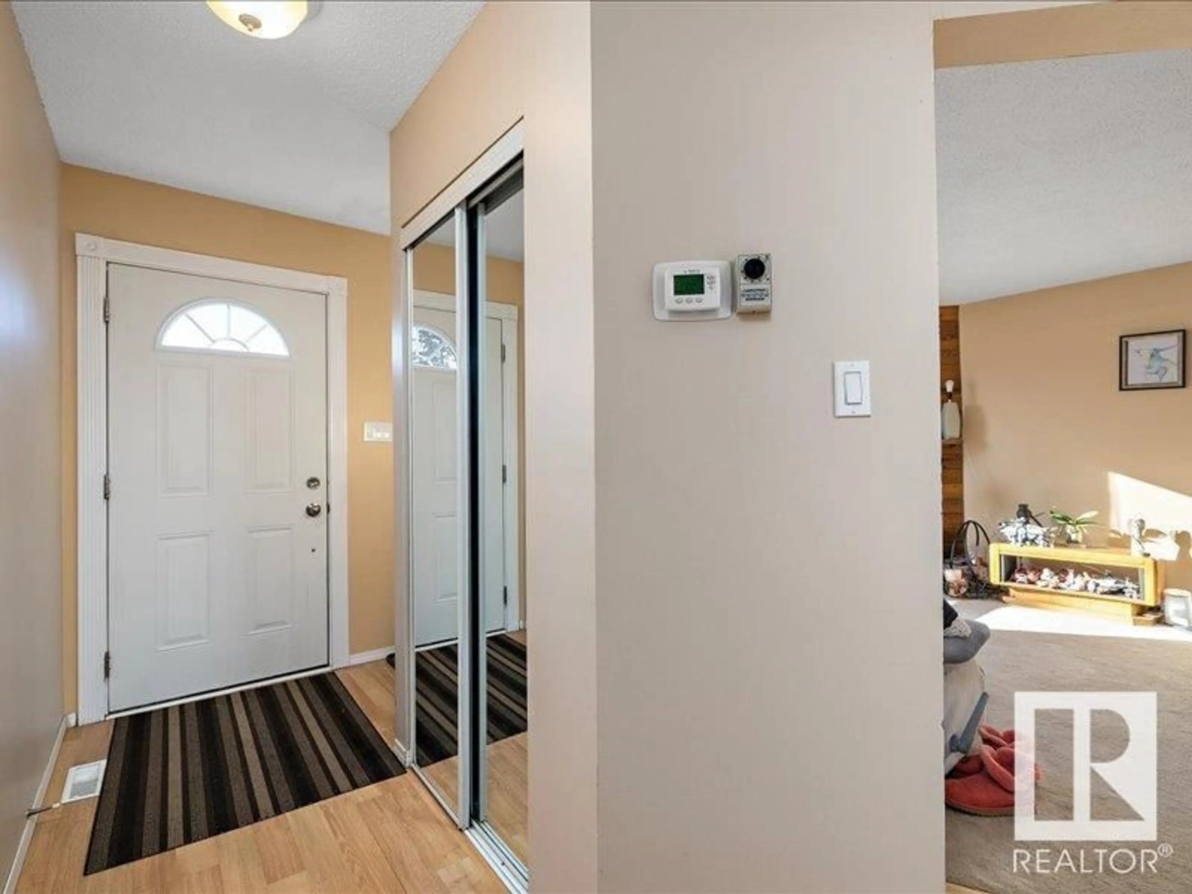 Indoor entryway for 8620 38A AV NW, Edmonton Alberta T6K2Z9