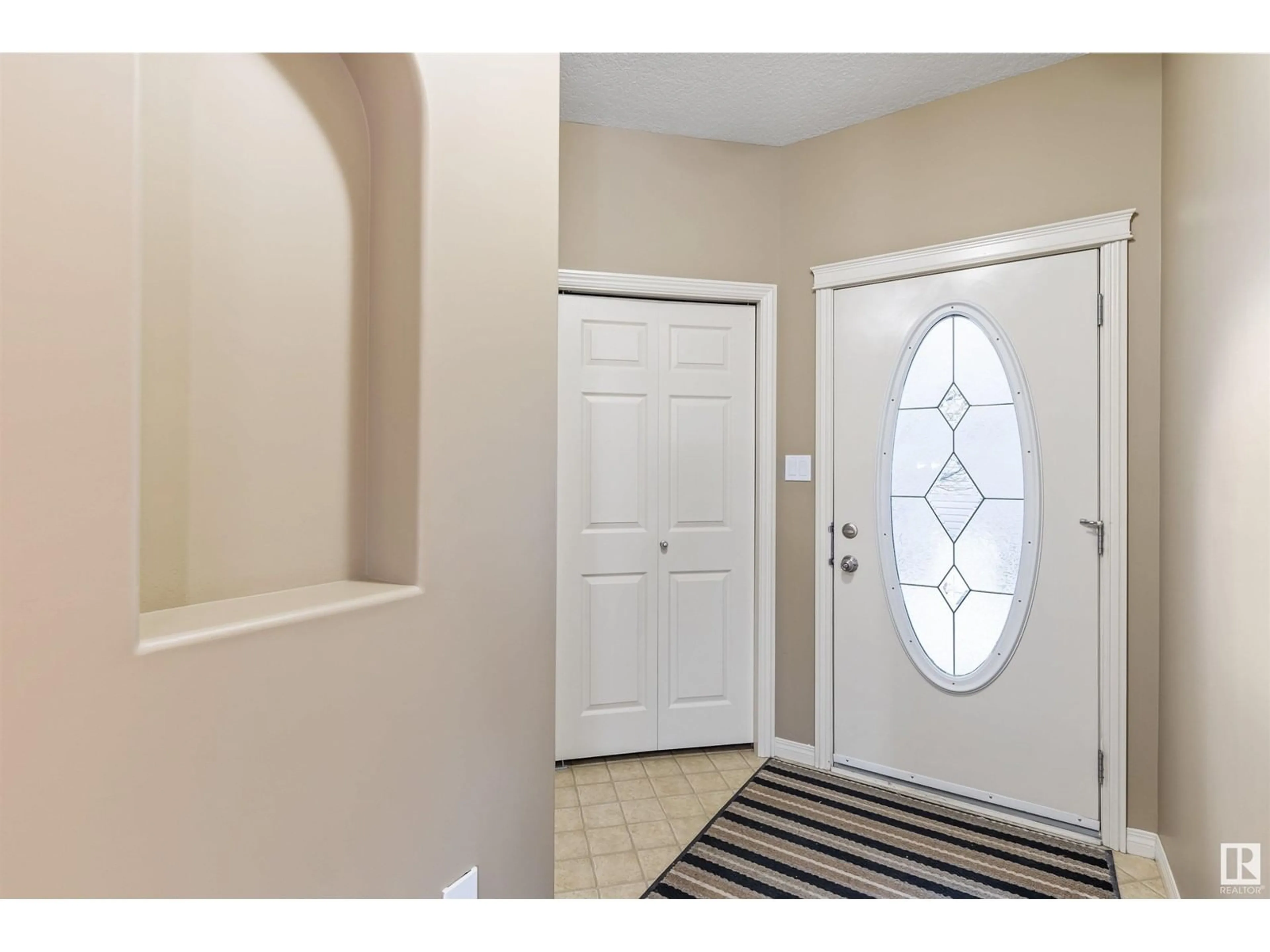 Indoor entryway for 12624 16 AV SW, Edmonton Alberta T6W1R6