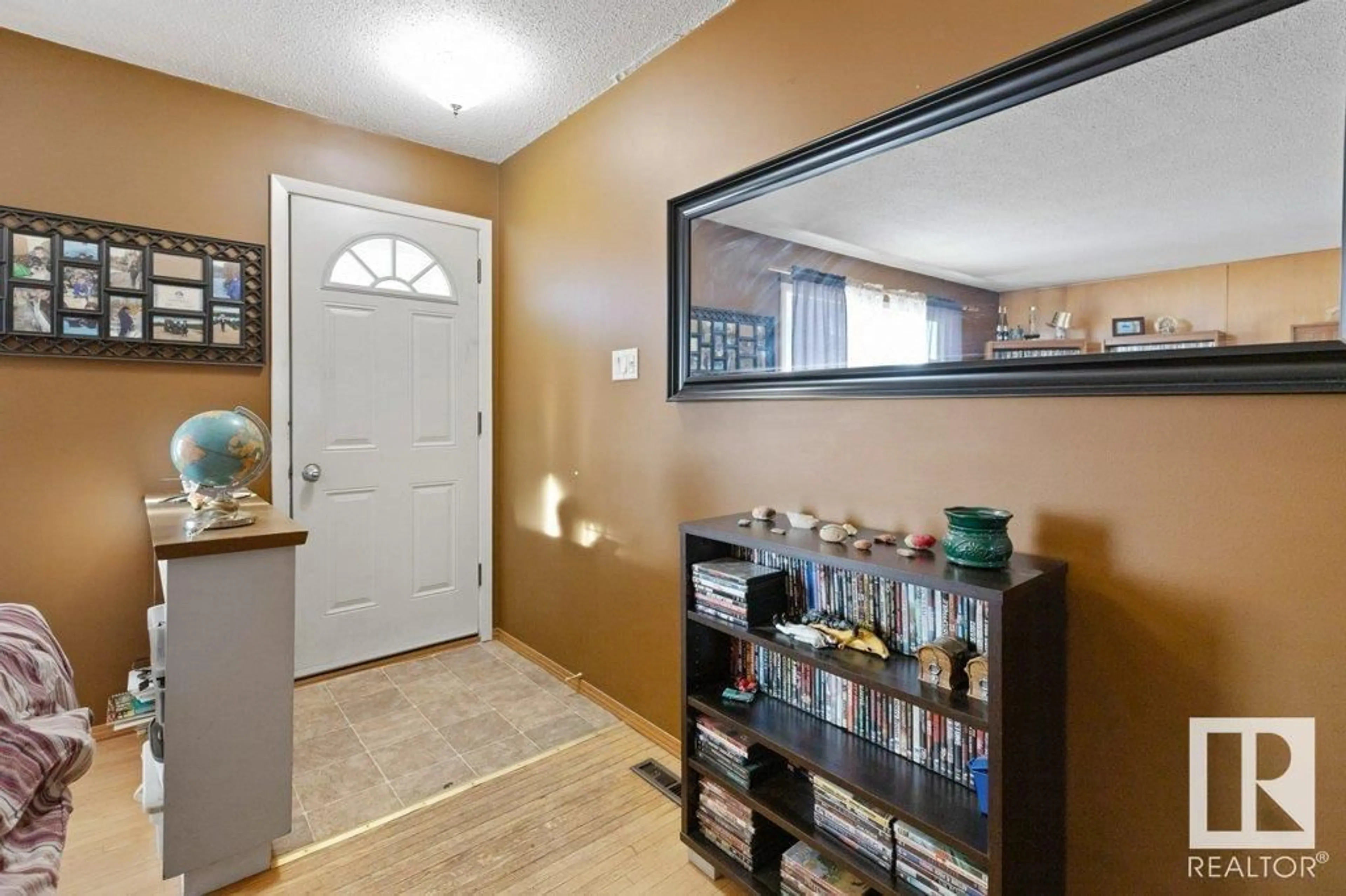 Indoor entryway for 5404 89 AV NW, Edmonton Alberta T6B0M5