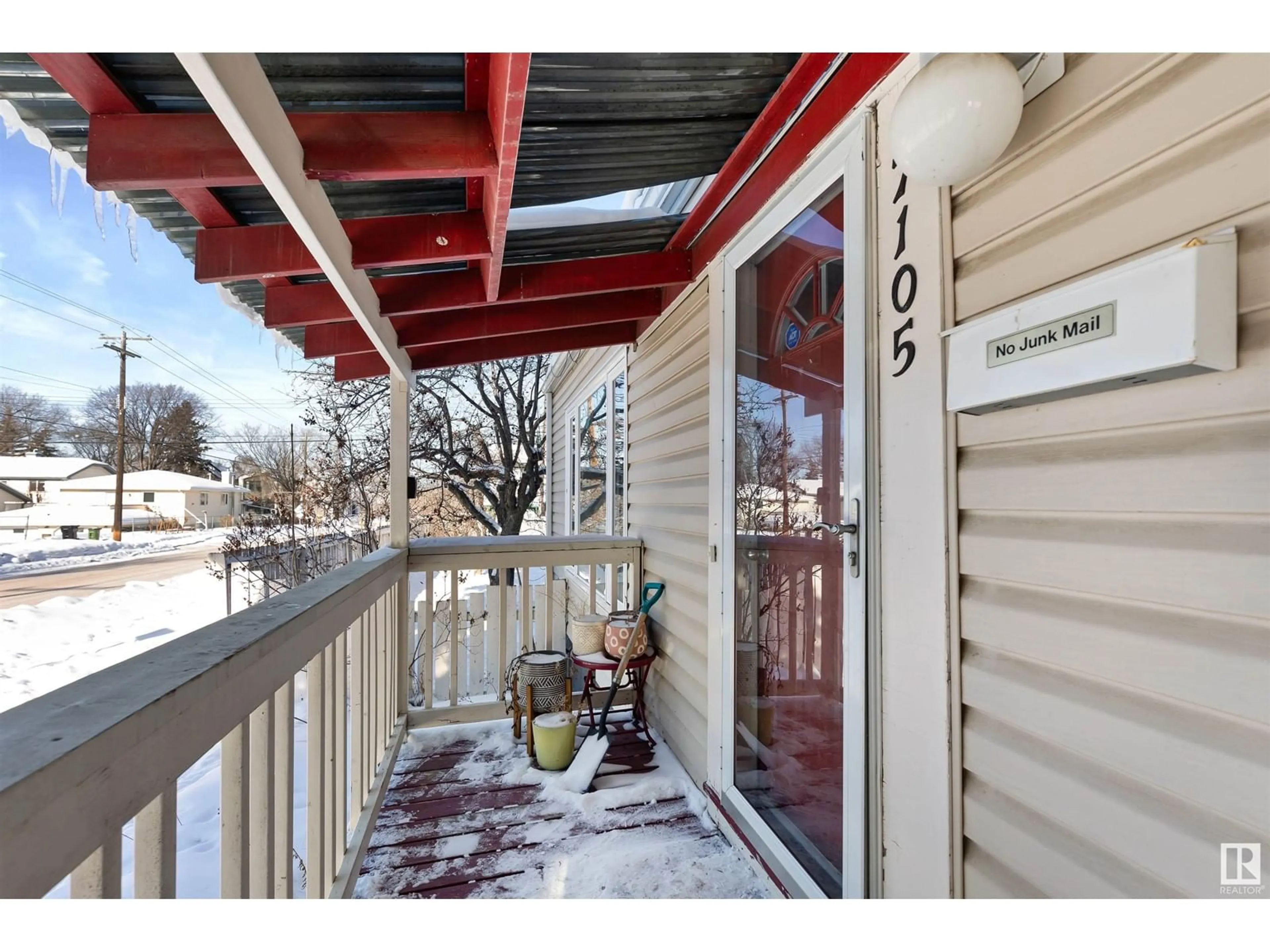 Indoor entryway for 7105 97 ST NW, Edmonton Alberta T6E3K3