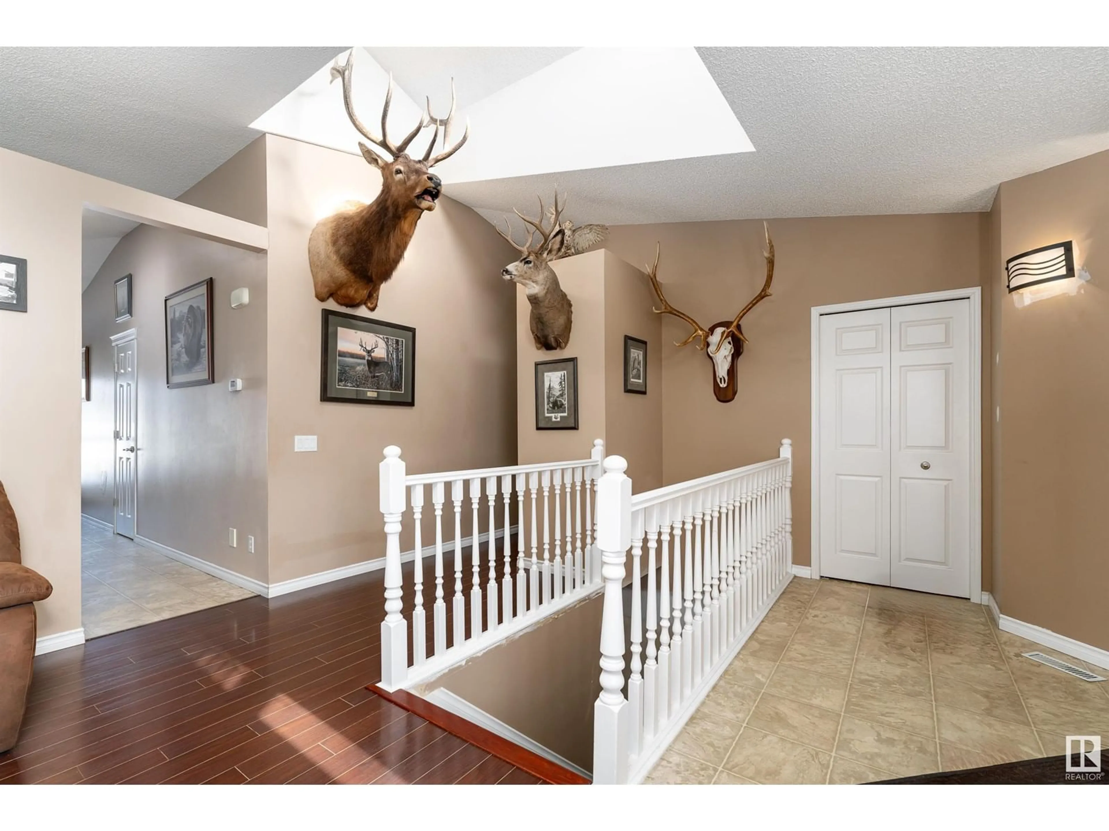 Indoor foyer for 20 LINDSAY CR, Spruce Grove Alberta T7X3W8