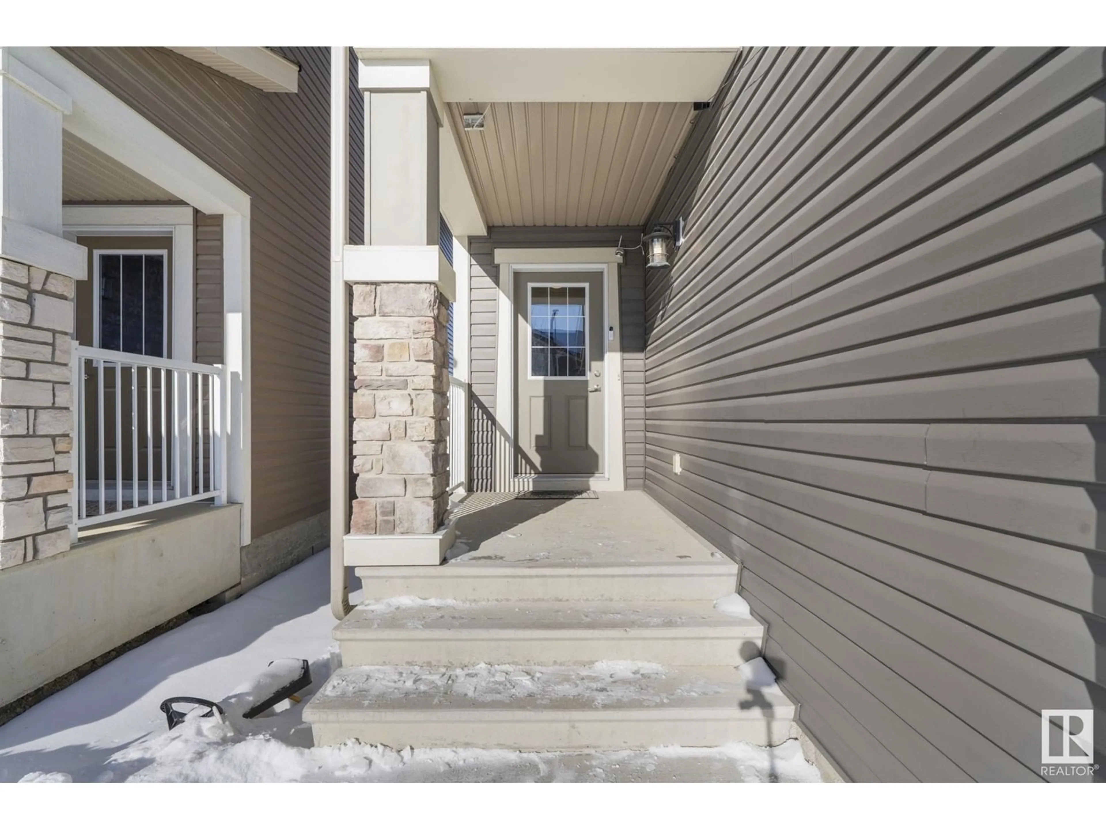 Indoor entryway for 3063 Arthurs CR SW SW, Edmonton Alberta T6W2H8