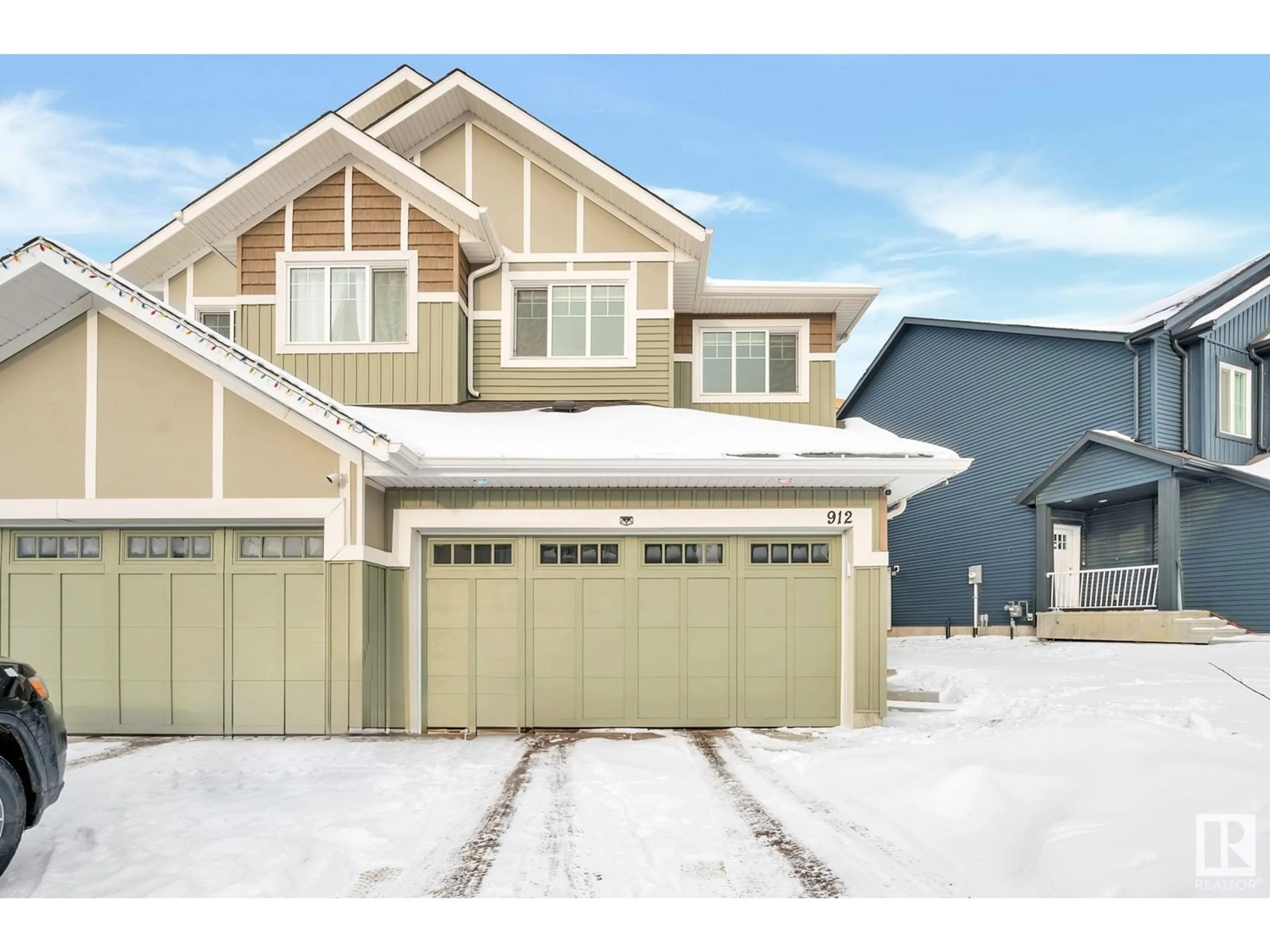 Home with vinyl exterior material, street for 912 DANIELS LOOP SW, Edmonton Alberta T6W4C8