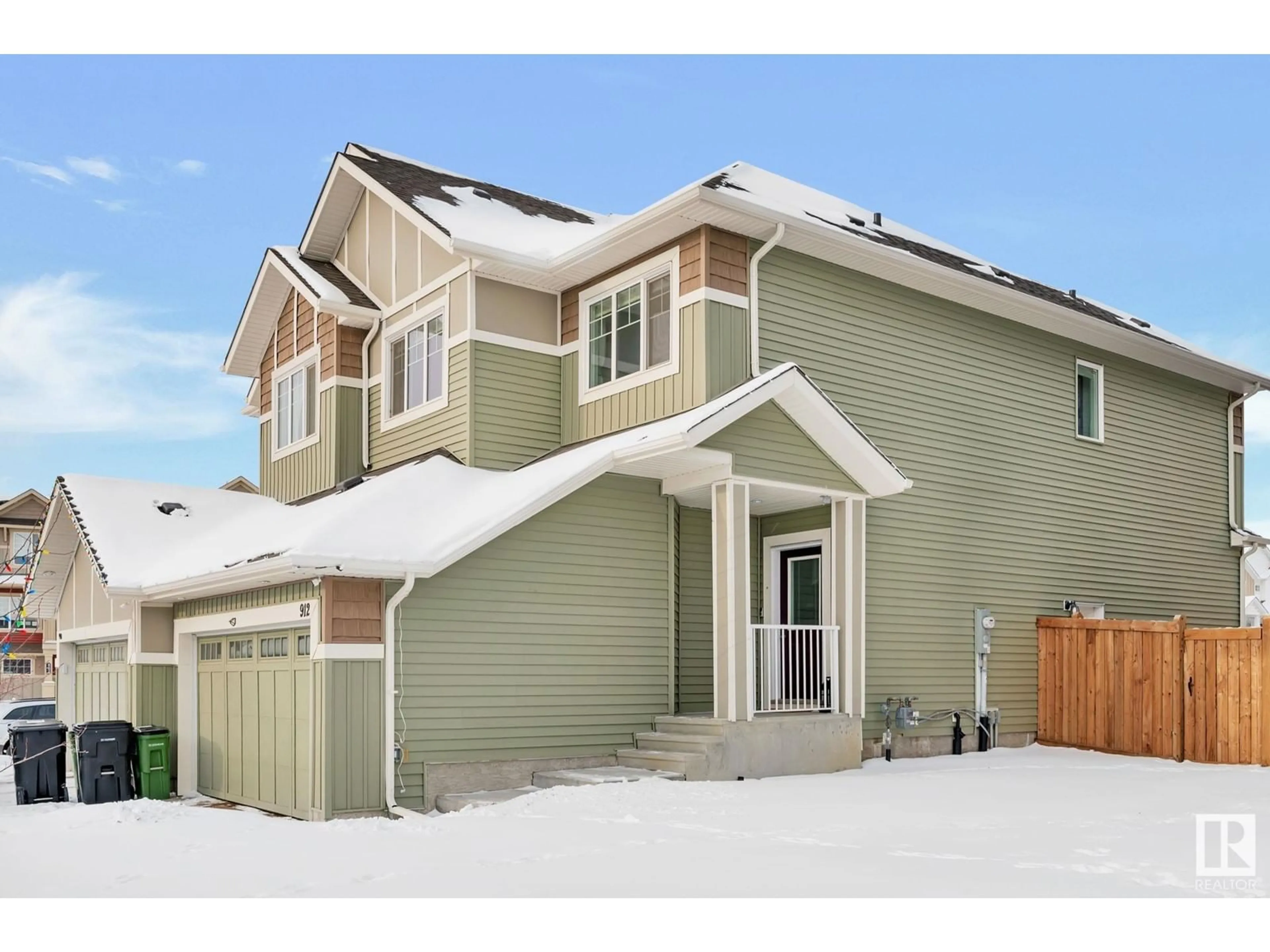 Home with vinyl exterior material, street for 912 DANIELS LOOP SW, Edmonton Alberta T6W4C8