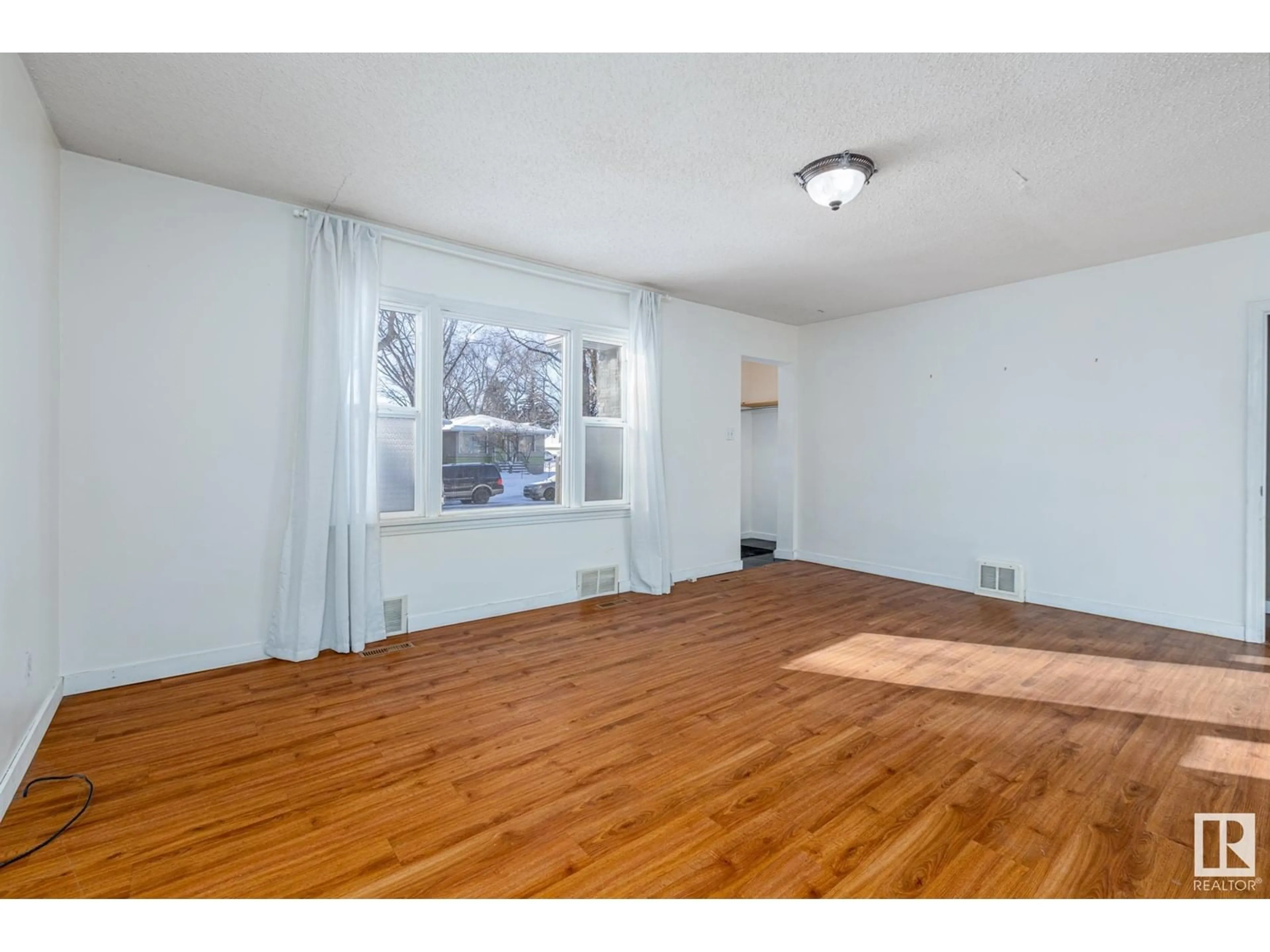 A pic of a room for 8754 81 AV NW, Edmonton Alberta T6C0W6