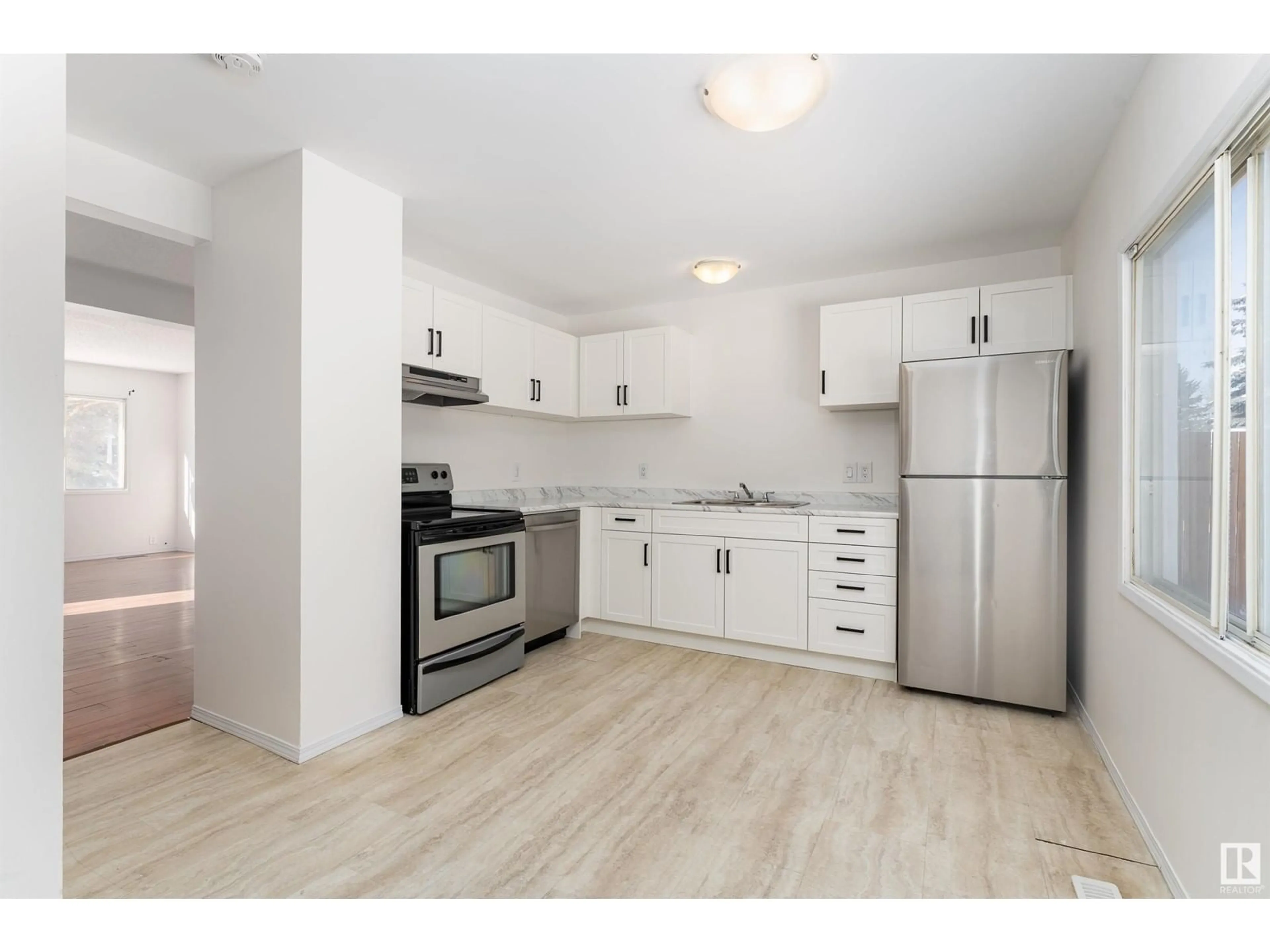 Standard kitchen, unknown for 3307 46 ST NW, Edmonton Alberta T6L4R8