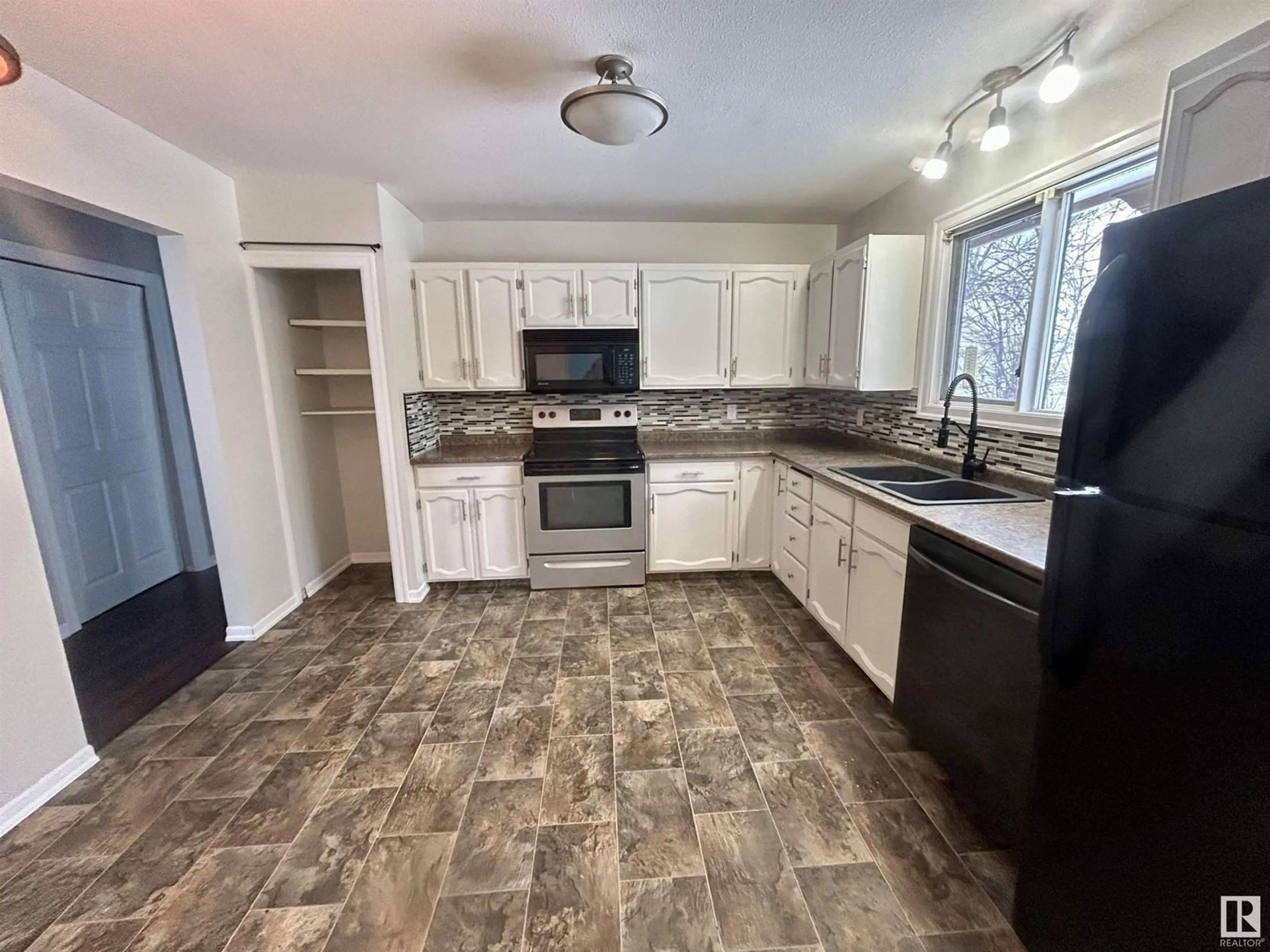 Standard kitchen, unknown for 5506 44 ST, Drayton Valley Alberta T7A1B4